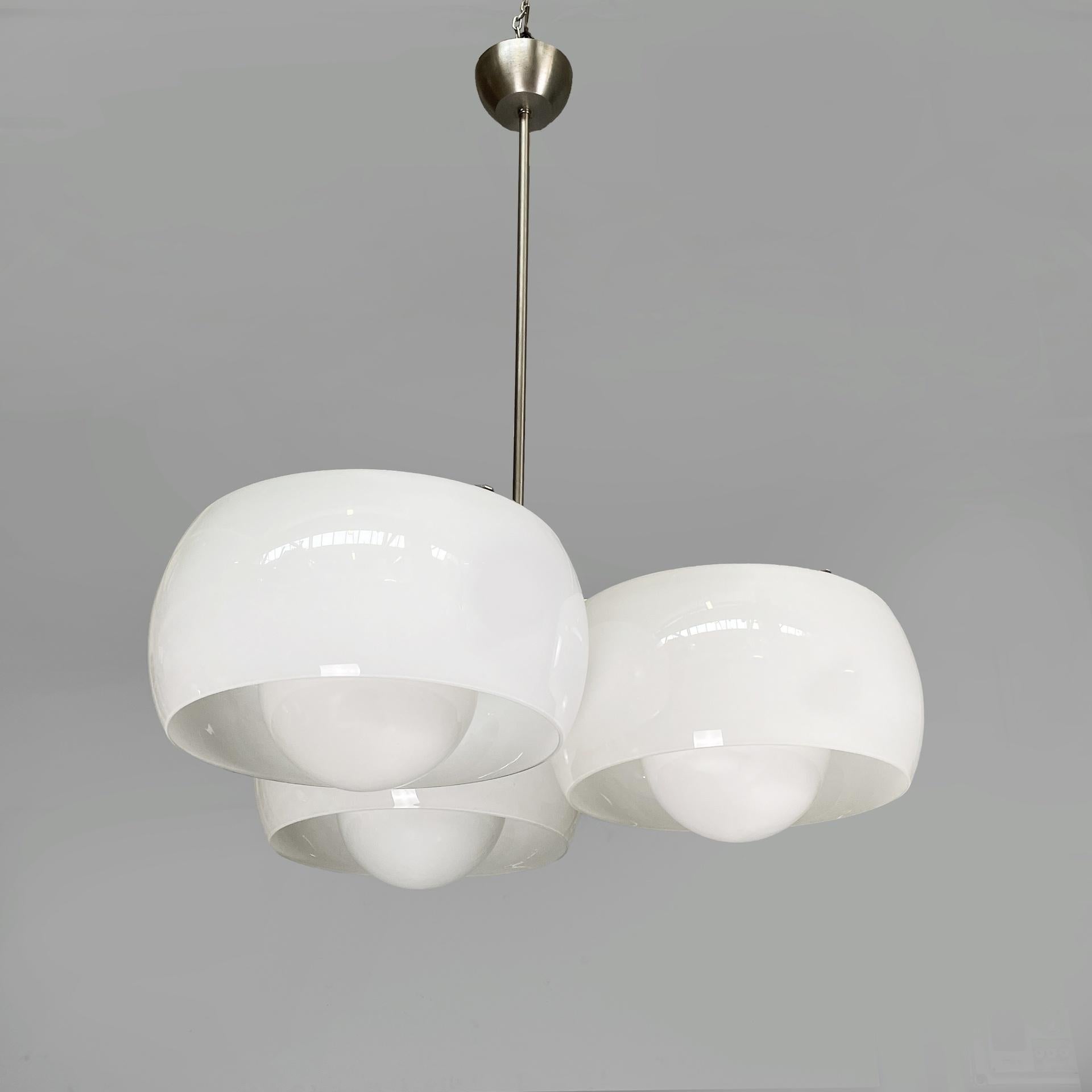 Italienischer Kronleuchter der Mitte des Jahrhunderts Triclinio Magistretti Artemide, 1970er Jahre
Deckenleuchte oder Kronleuchter Modell Triclinio mit drei Opalglasdiffusoren. Jeder zylindrische Diffusor hat eine innere Kugel, in der die Glühbirne