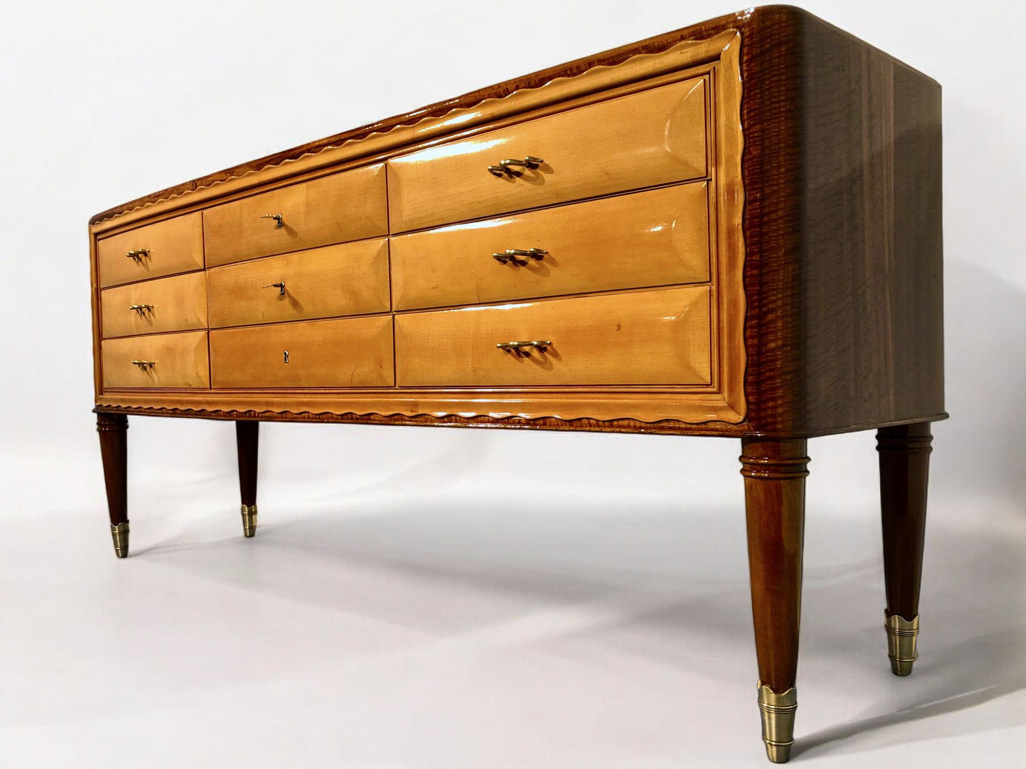Italienische Mid-Century-Modern-Kommode von Paolo Buffa, 1950er Jahre (Messing) im Angebot
