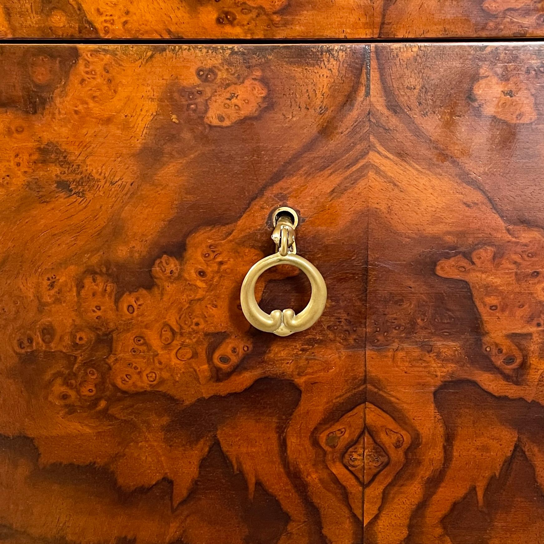 Cassettiera italiana di metà secolo in legno, vetro e ottone, anni '50 in vendita 4