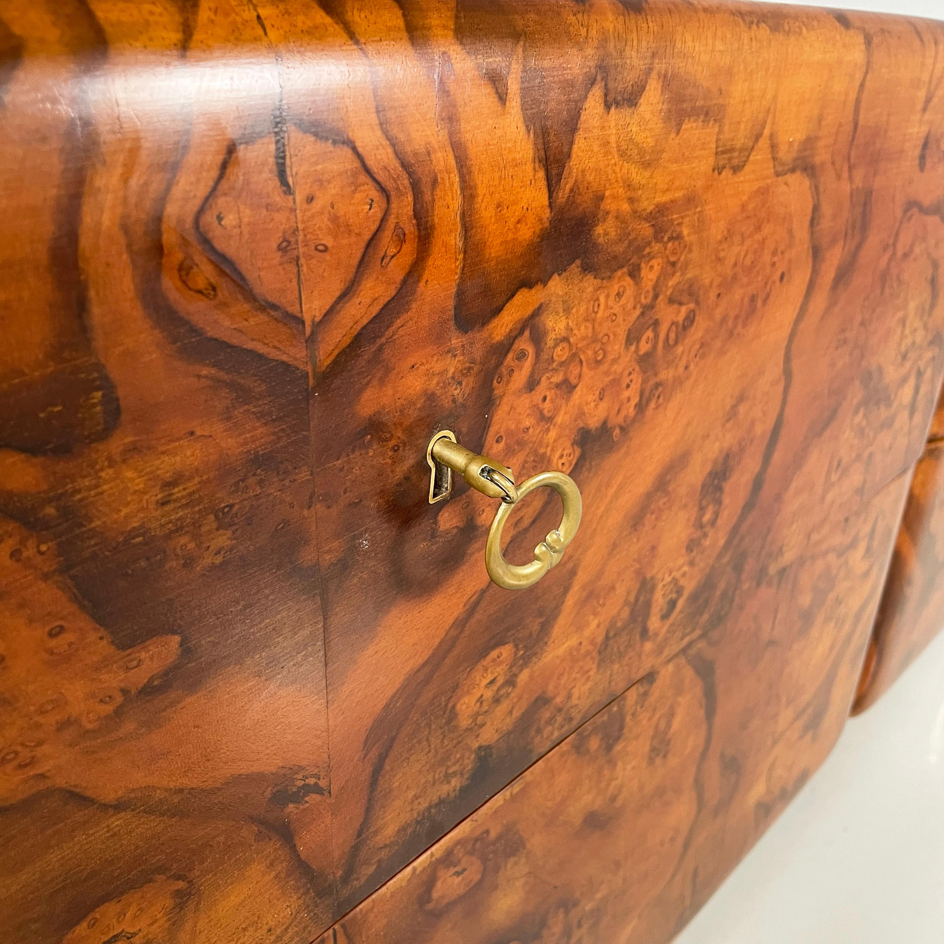 Cassettiera italiana di metà secolo in legno, vetro e ottone, anni '50 in vendita 5