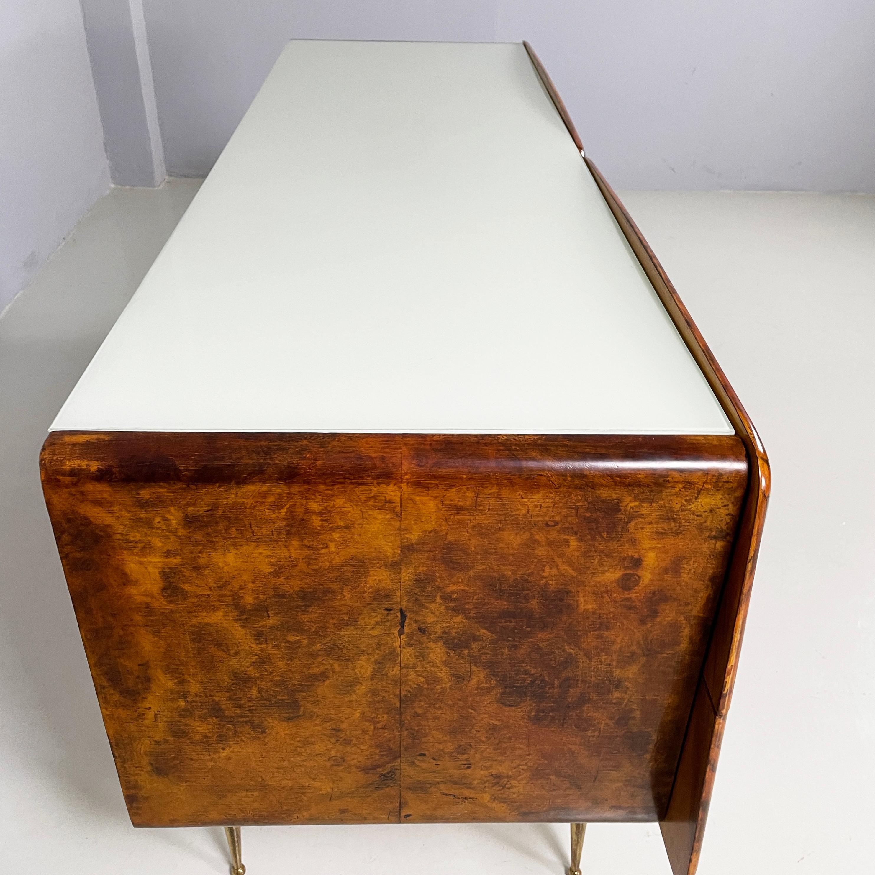 Cassettiera italiana di metà secolo in legno, vetro e ottone, anni '50 in vendita 8