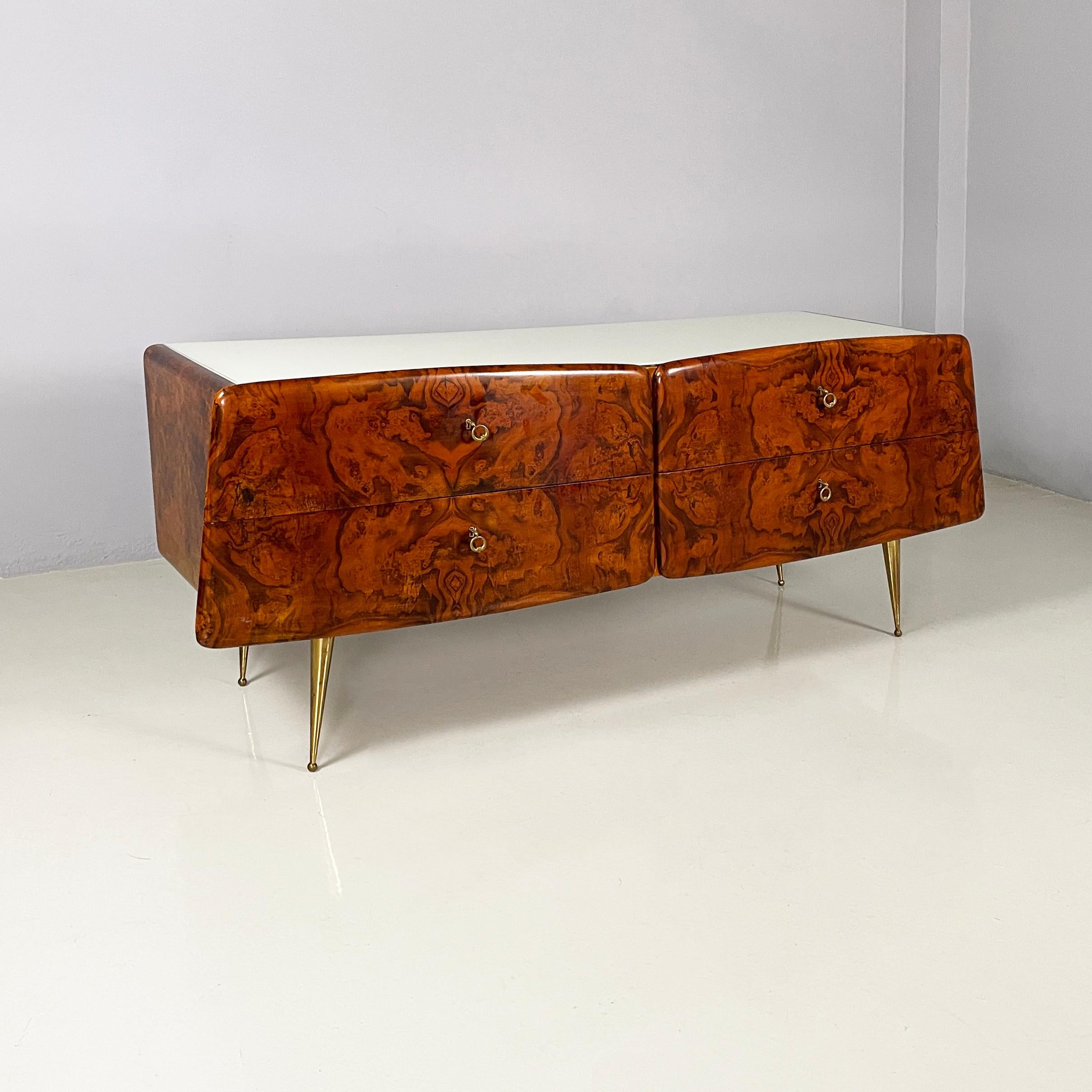 Cassettiera italiana di metà secolo in legno, vetro e ottone, anni '50
Cassettiera rettangolare in vetro, legno e ottone. Il piano è in vetro retroverniciato bianco. La struttura è realizzata in legno con profili arrotondati come i cassetti, che