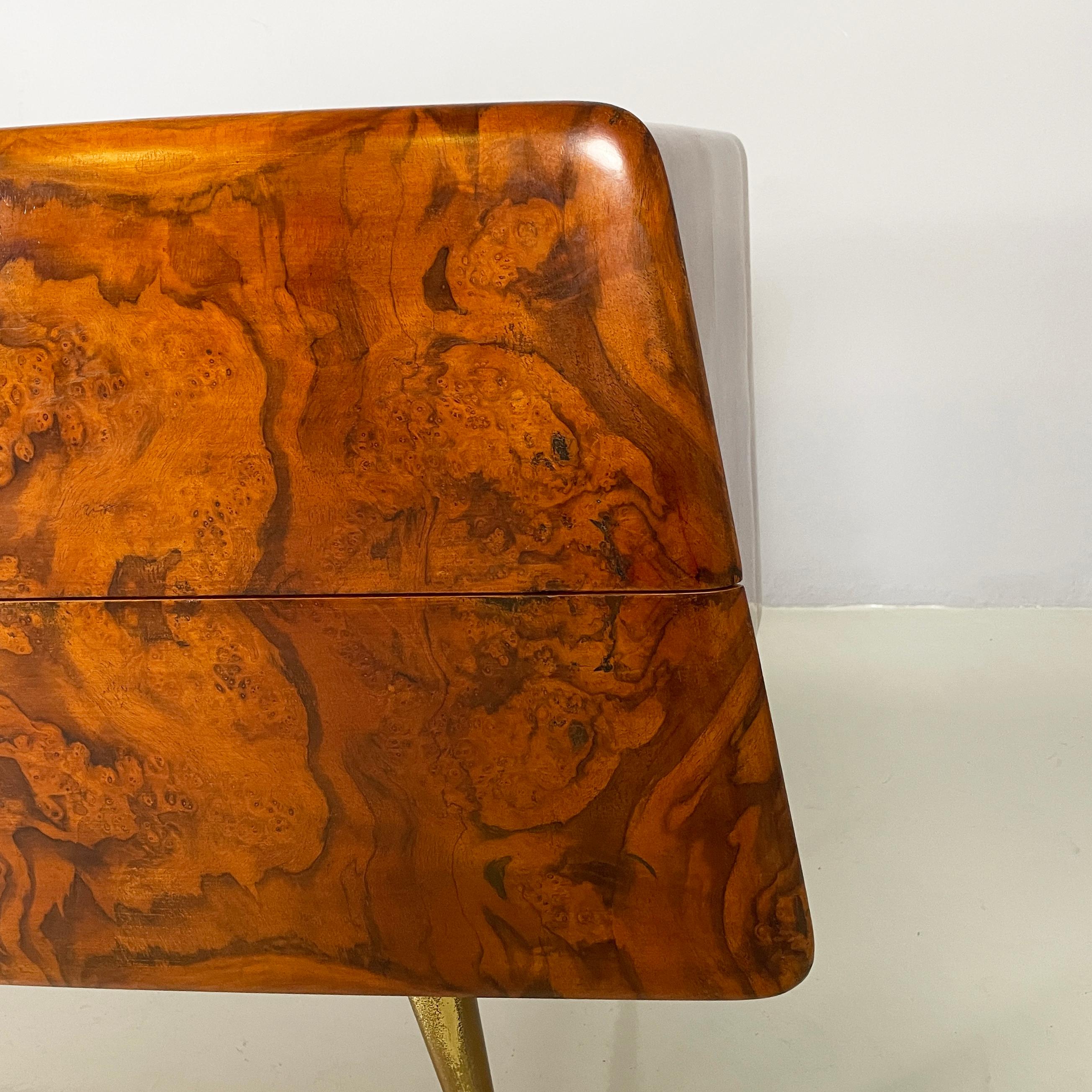 Cassettiera italiana di metà secolo in legno, vetro e ottone, anni '50 in vendita 1