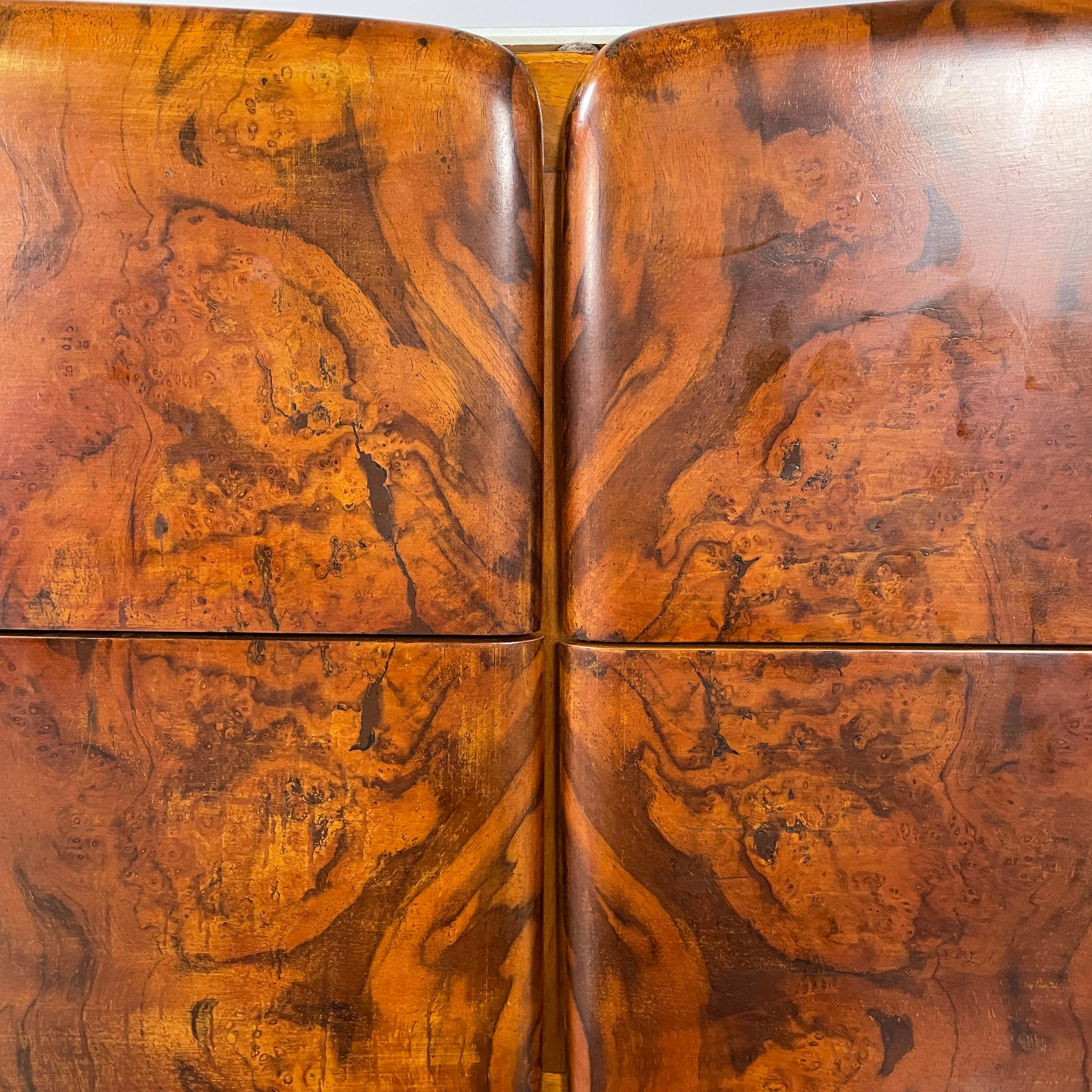 Cassettiera italiana di metà secolo in legno, vetro e ottone, anni '50 in vendita 2