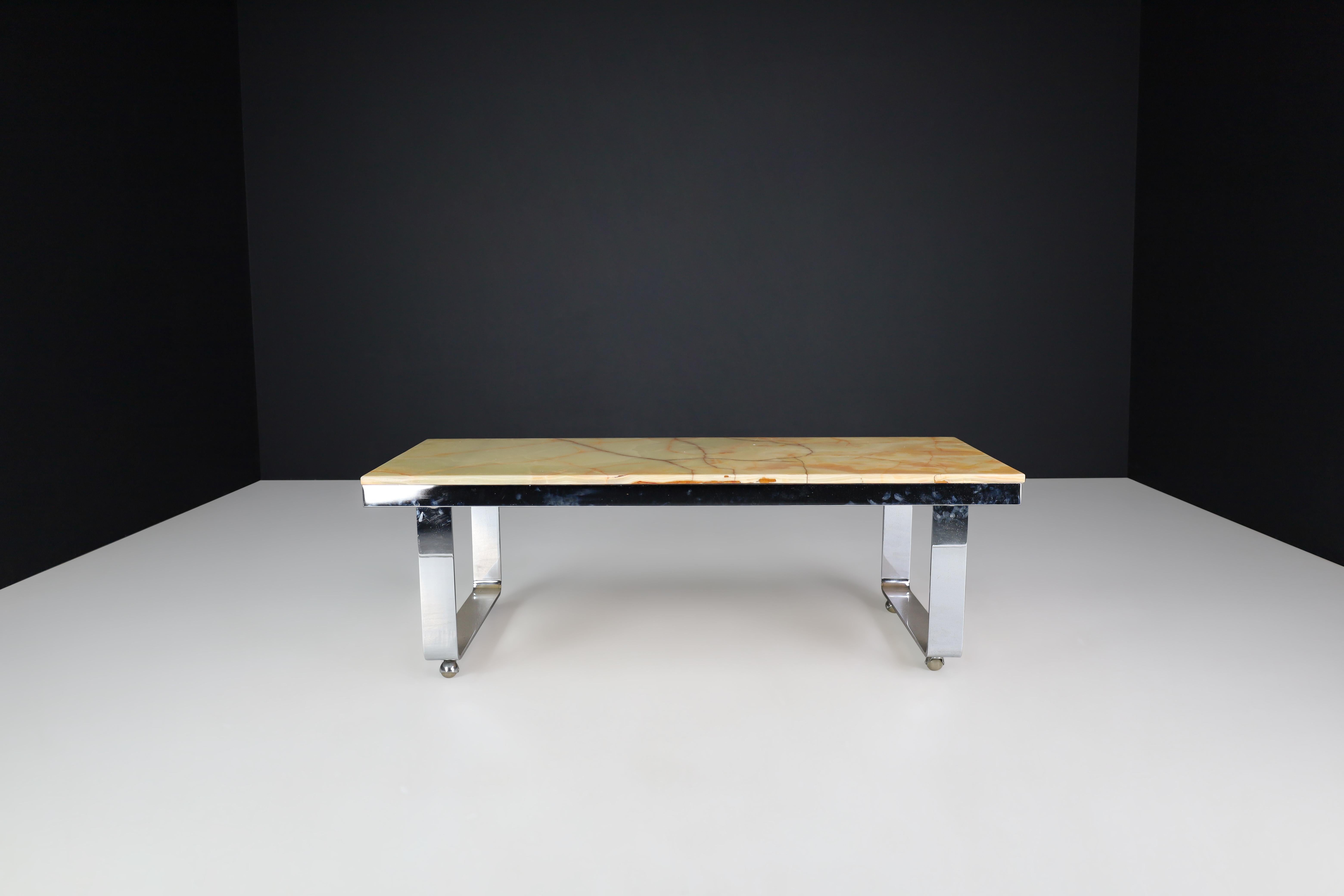 Table basse italienne moderne du milieu du siècle dernier en chrome et onyx, 1970

Cette étonnante table basse italienne des années 1970 est une quintessence du design moderne du milieu du siècle, associant des matériaux luxueux à des lignes