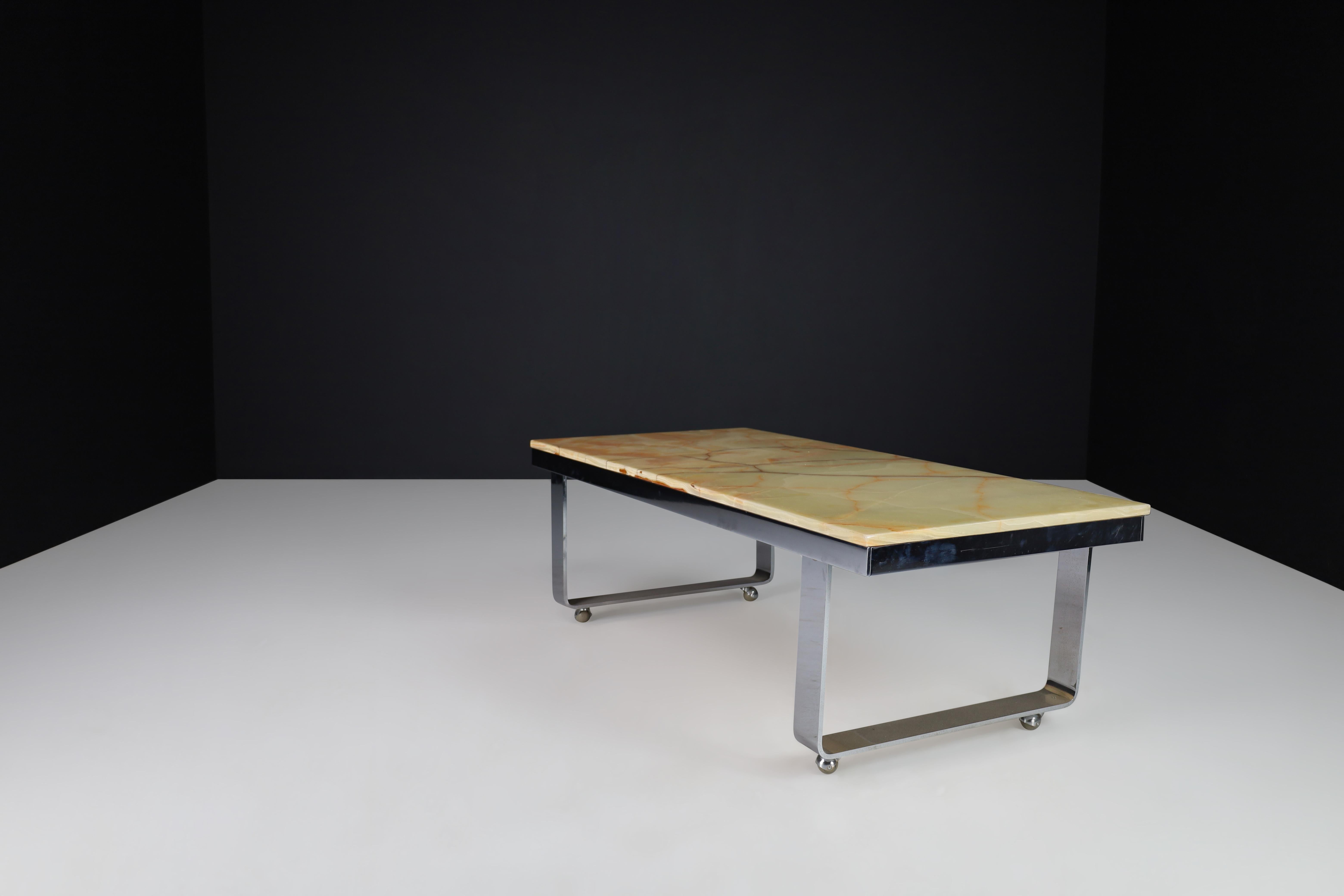 Onyx Table basse italienne moderne du milieu du siècle dernier en chrome et onyx, 1970 en vente