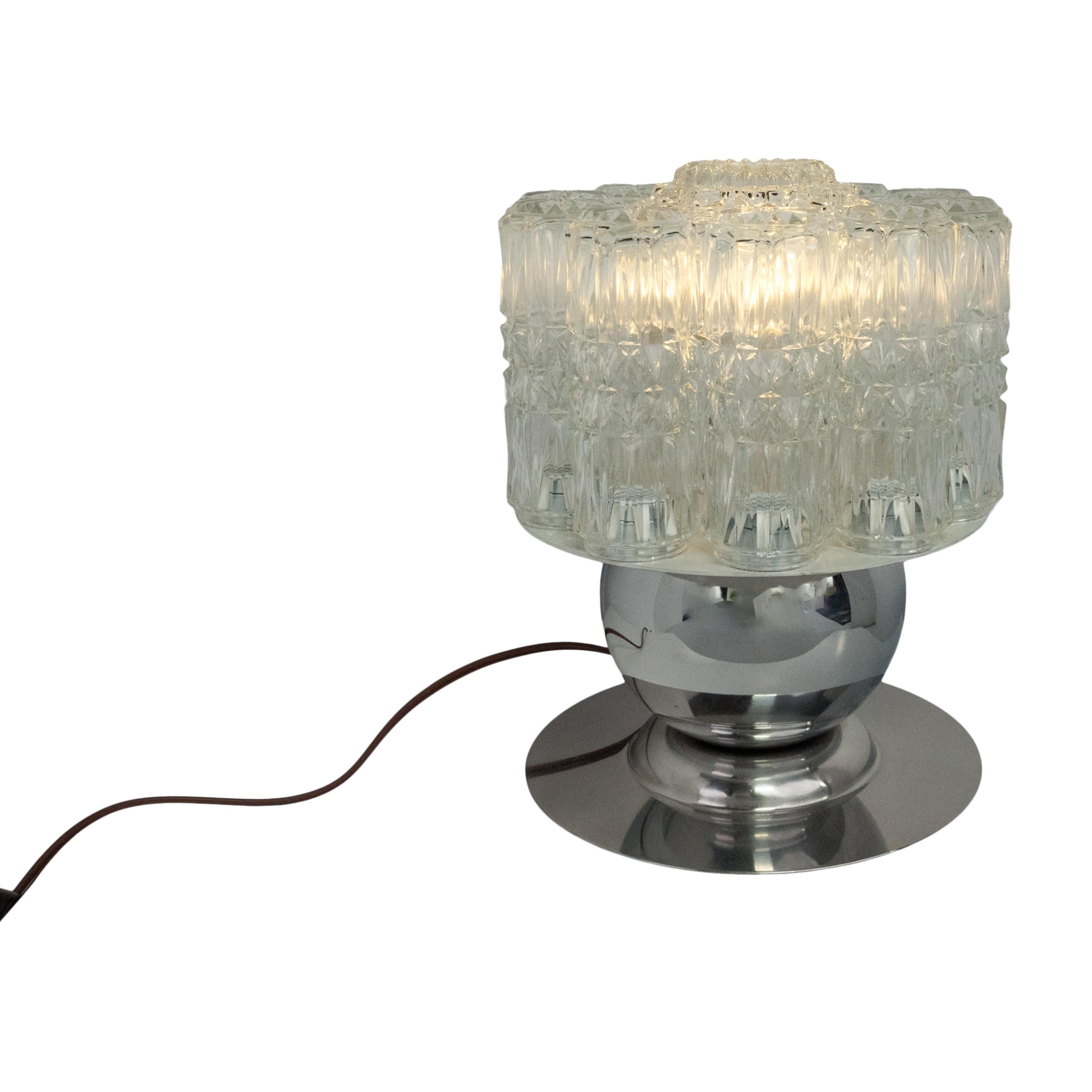 Elegante lampada da tavolo in cromo e vetro del Mid Century Modern italiano di Sciolari con vetro Venini, circa 1960.
La lampada ha dieci paralumi in vetro 