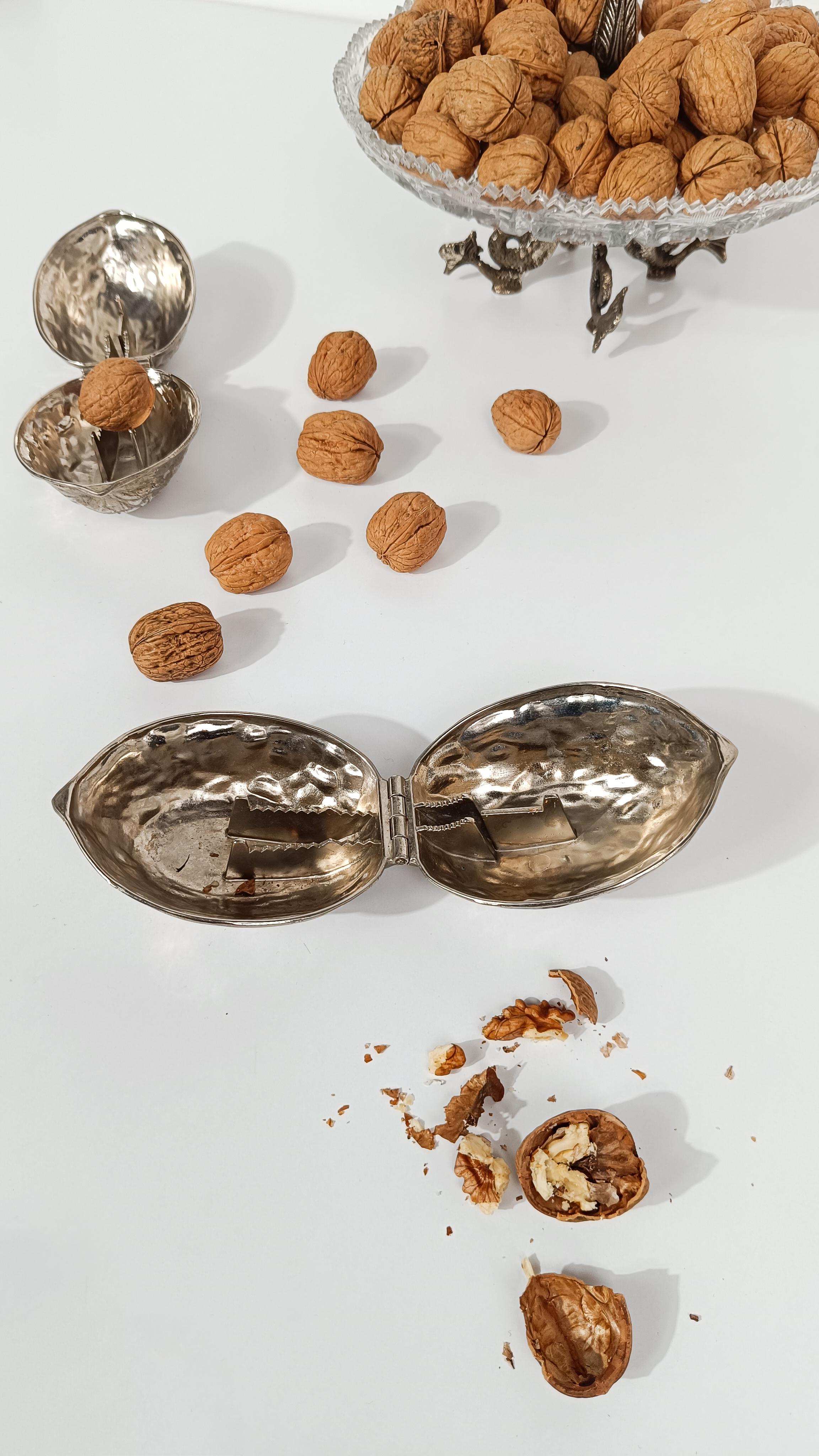 Cascanueces Cromado Italiano Moderno de Mitad de Siglo en Forma de Nuez, Años 70 en Bueno estado para la venta en Roma, IT
