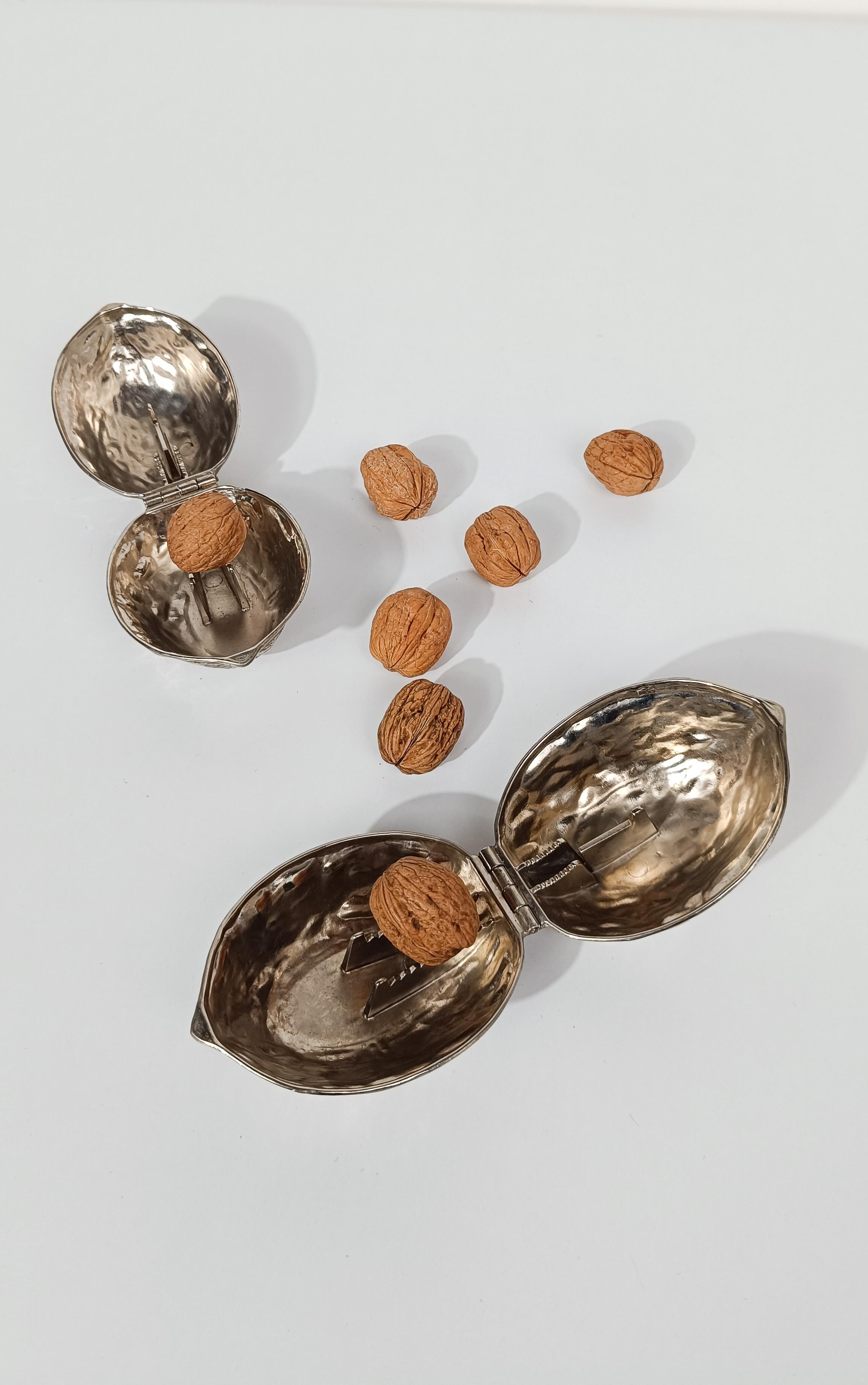 Cascanueces Cromado Italiano Moderno de Mitad de Siglo en Forma de Nuez, Años 70 siglo XX en venta