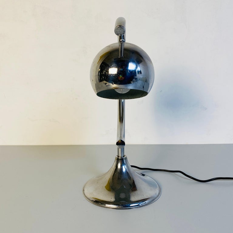 Italian Mid-Century Modern Chrome Table Lamp with Semi-Circular Structure, 1970s In Good Condition For Sale In MIlano, IT