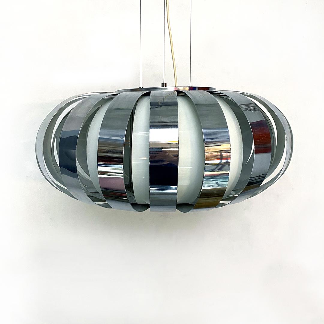 Italian Mid-Century Modern chromed chandelier with steel bands, 1970s
Chromed chandelier with structure in externally curved chromed steel bands and internal cover in white enamelled steel.
Central steel plate and three iron cables to support the