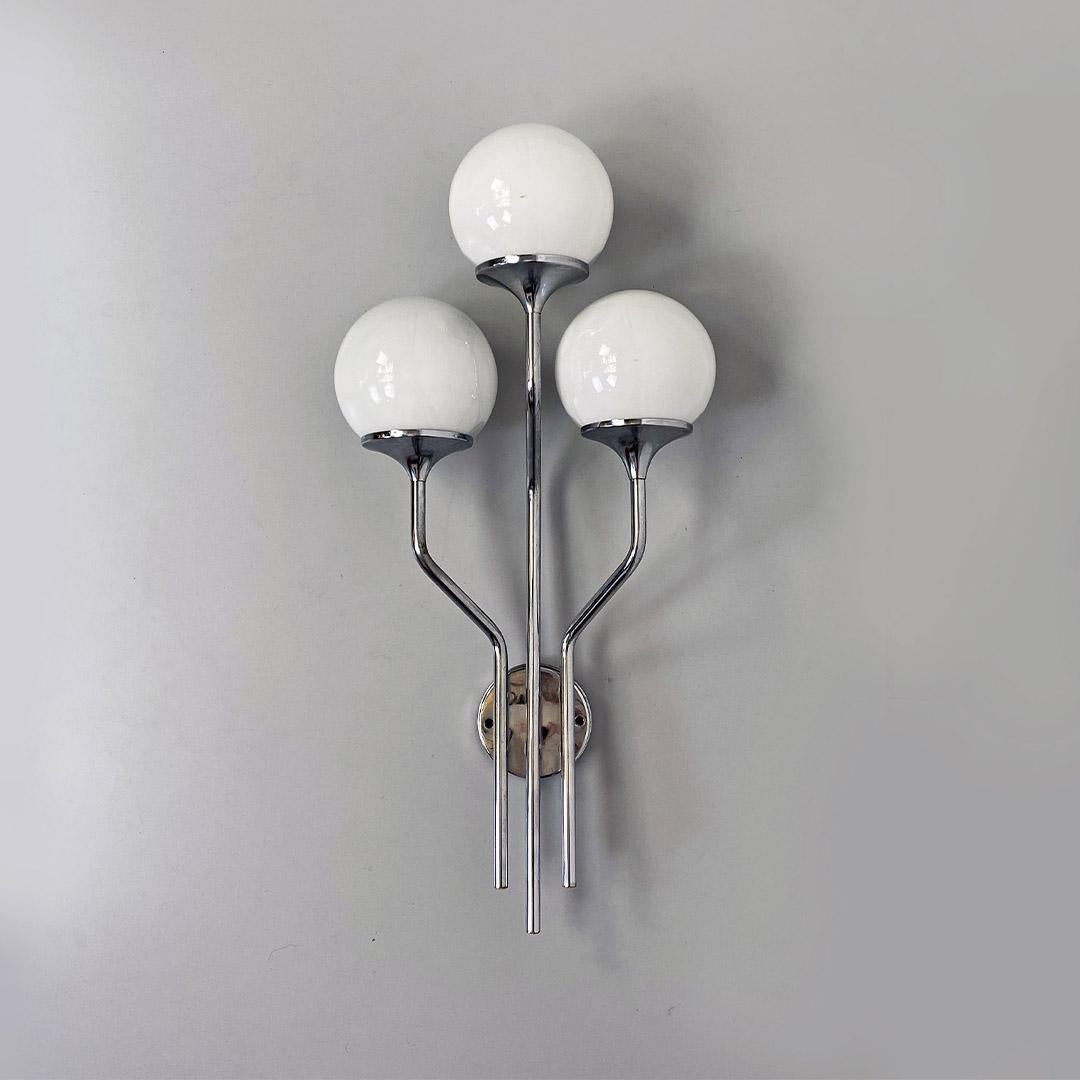 Italian Mid-Century Modern chromed steel and glossy glass wall lamp, 1970s
Single applique or three-light wall lamp, with chromed steel structure and glossy white glass sphere diffusers.
About 1970s.
Perfect conditions.
Measurements in cm 35 x