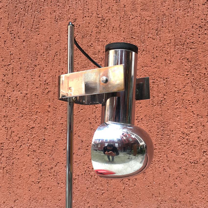 Italian Mid-Century Modern chromed steel lamp by Robert Sonneman for Luci, 1970s
Lamp with chromed steel structure and metal base, with stem adjustable in all directions and height-adjustable lampshade
model T-395 designed by Robert Sonneman for