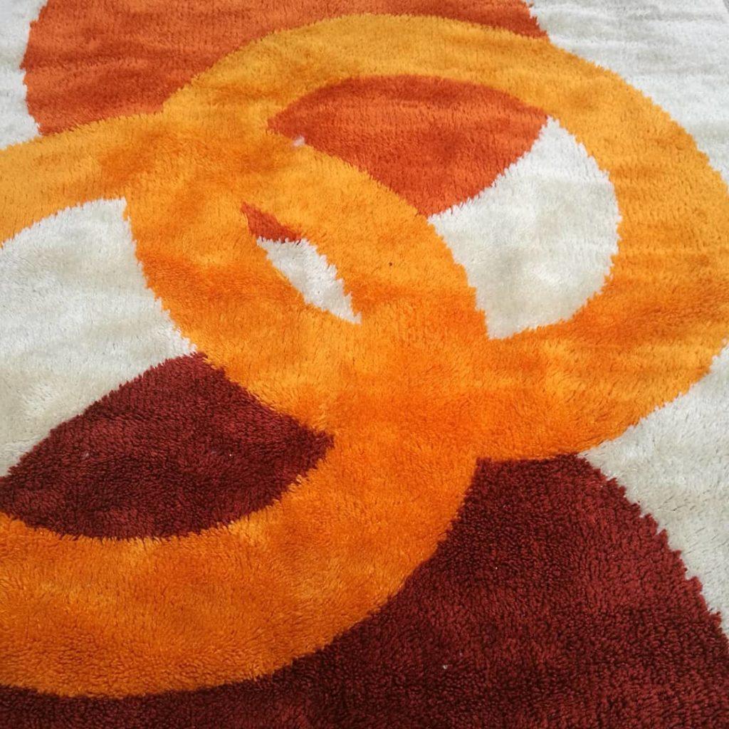 Italian Mid-Century Modern circle geometry carpet, 1970s
Carpet with unique circle geometry on orange lathes.
A unique piece to dive into the seventies.
Measures: 165 x 220 H cm.