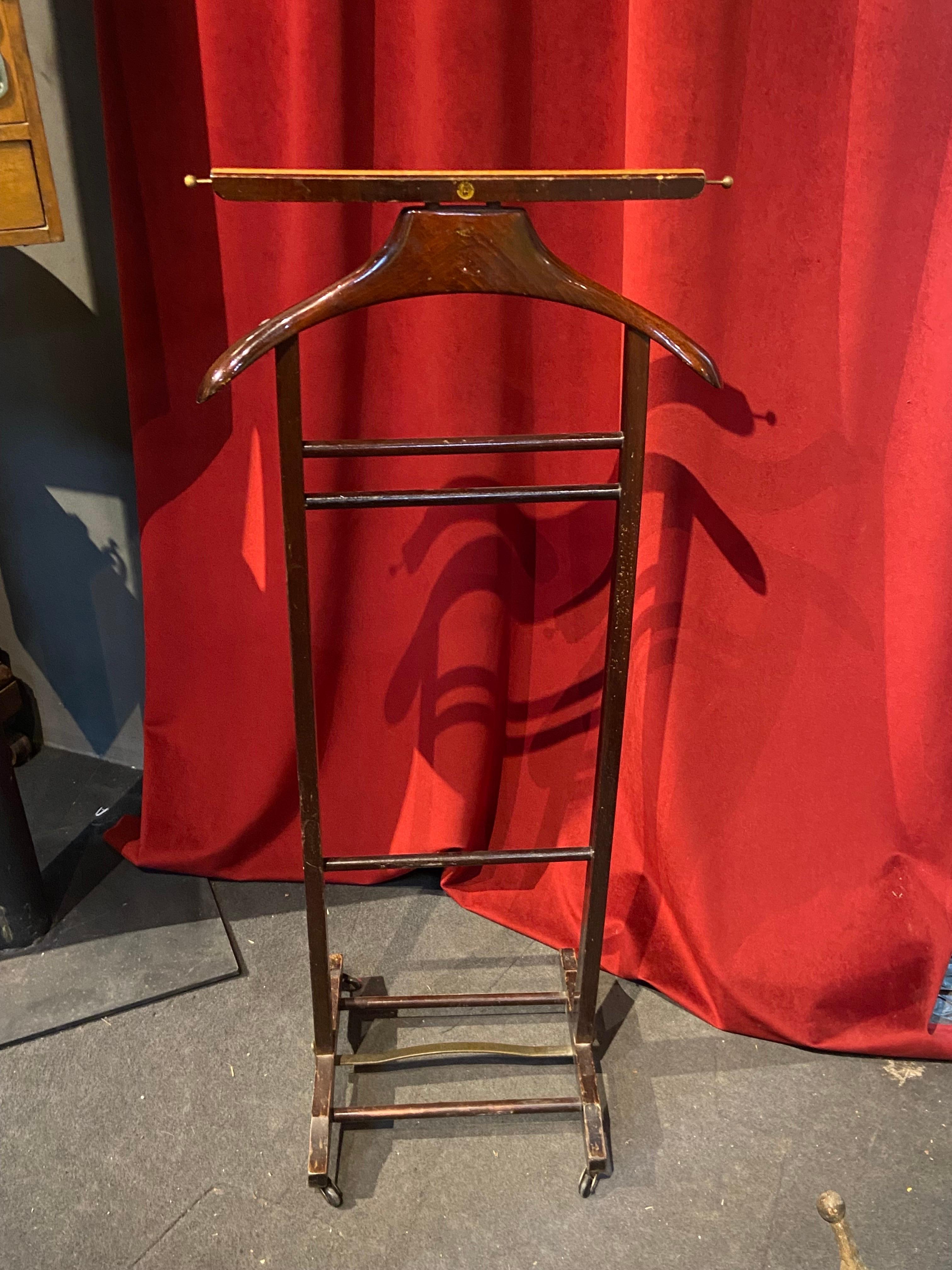 Vestiario d'epoca del XX secolo dei Fratelli Reguitti realizzato in Italia nel 1950 circa Legno di faggio con rotelle in ottone e gomma e portacravatte in ottone, finitura originale senza restauri. 
