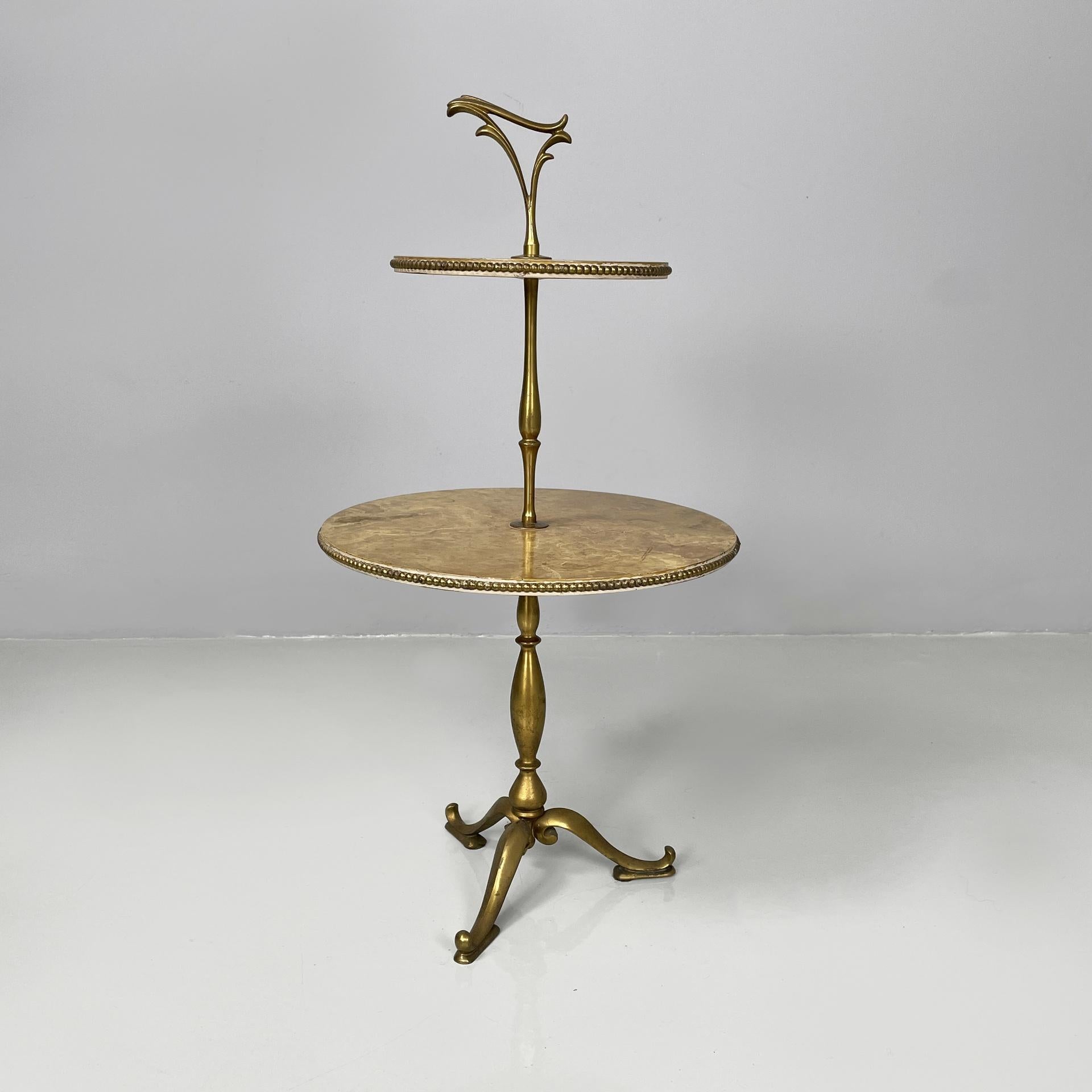 Italian mid-century modern coffe table in brass and wood with marble effect, 1960s
Coffee table with double round top in yellow painted wood with marble effect. On the profile of the two tops there are round brass details. On the upper part there is