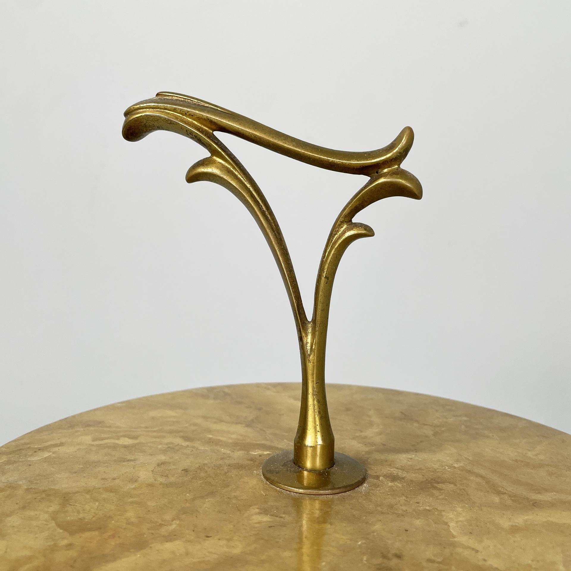 Italian mid-century modern coffe table in brass wood with marble effect, 1960s en Bueno estado para la venta en MIlano, IT