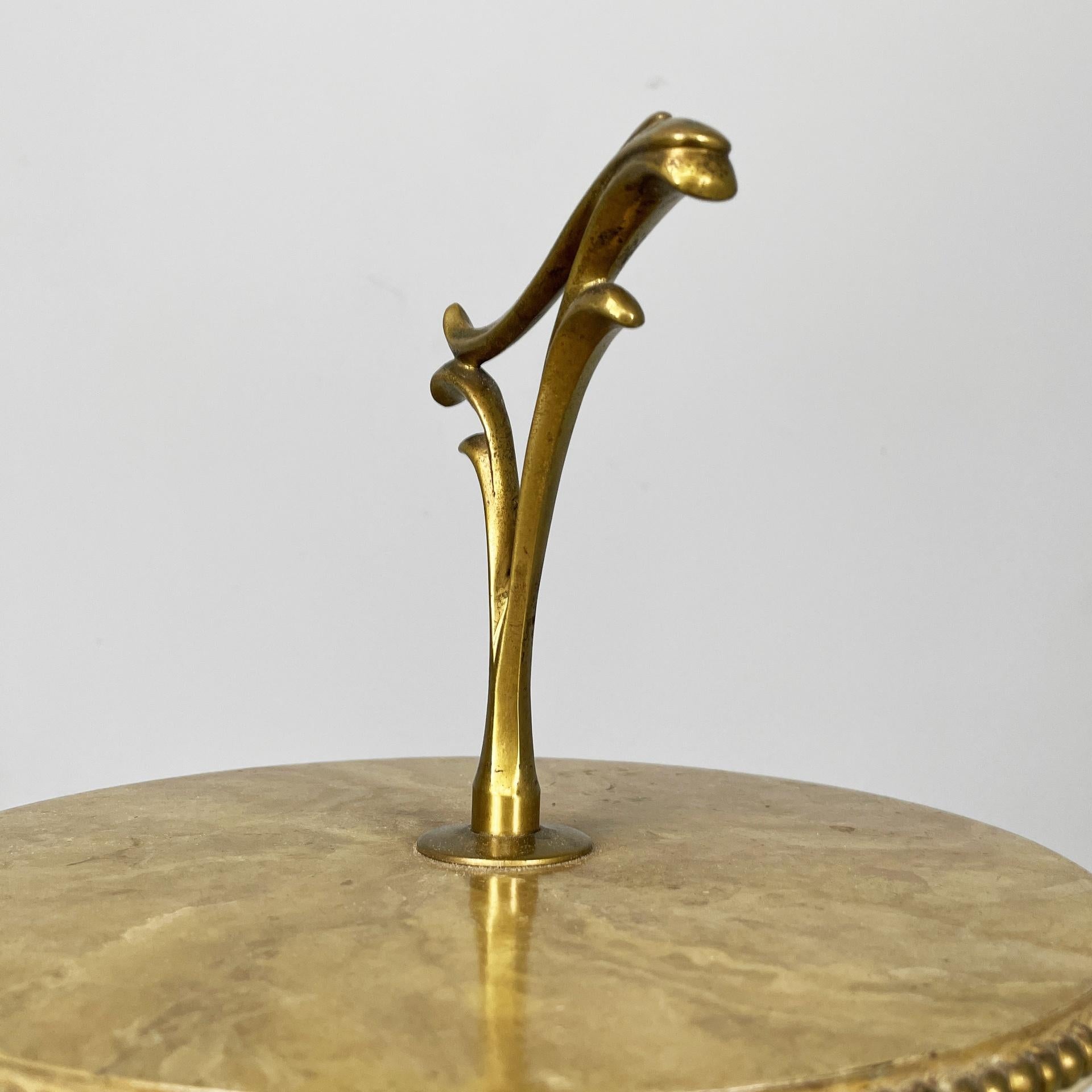Italian mid-century modern coffe table in brass wood with marble effect, 1960s Mid-20th Century en venta