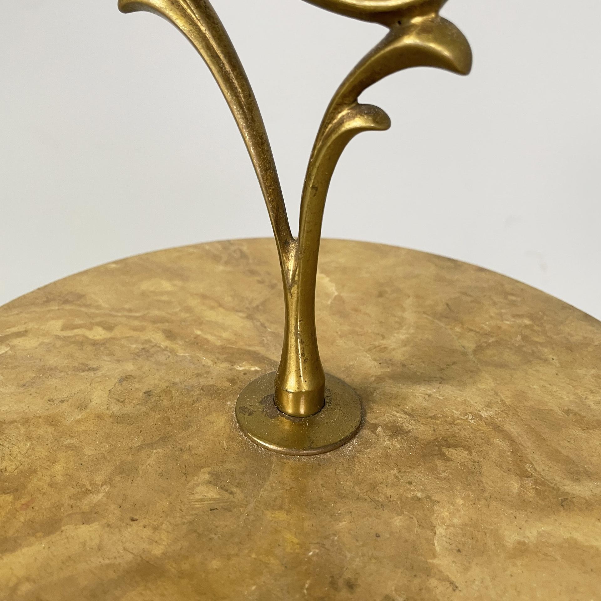 Italian mid-century modern coffe table in brass wood with marble effect, 1960s Latón en venta