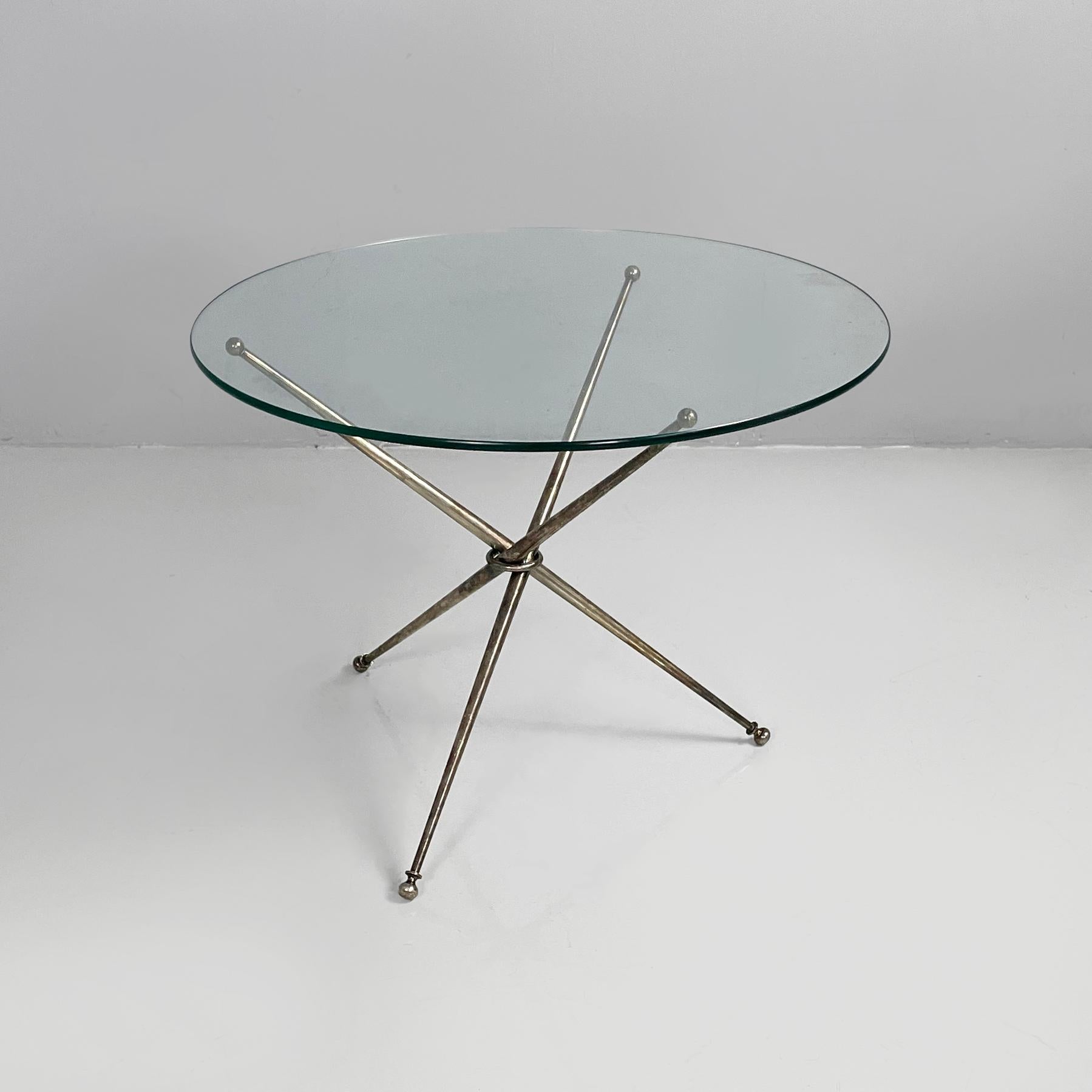 Table basse moderne italienne du milieu du siècle en verre et métal bruni, années 1960
Table basse avec plateau rond en verre épais. La base est composée de trois tiges de métal bruni reliées au centre par un anneau. Pieds sphériques.
1960s
État