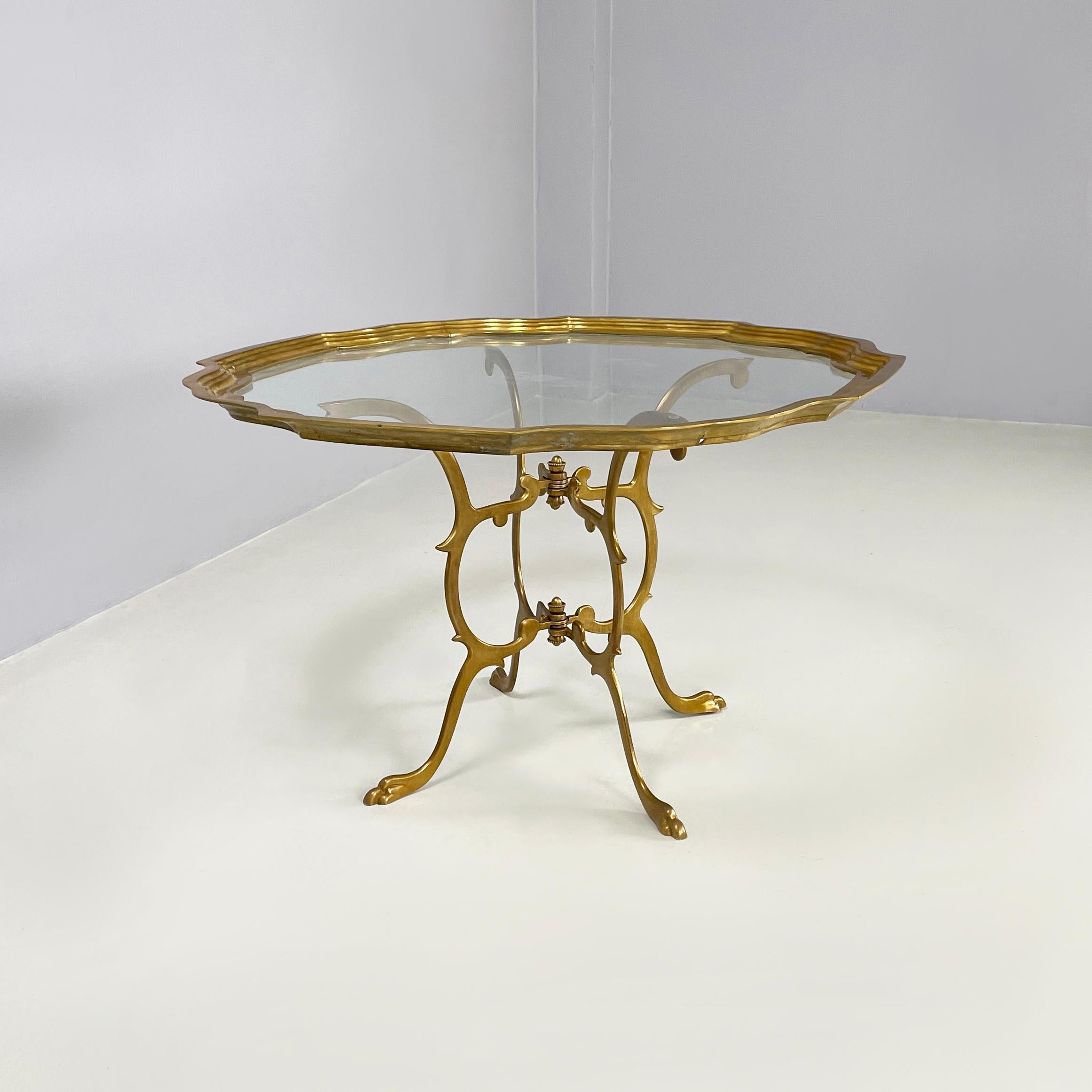 Italian mid-century modern Coffee table in glass and brass, 1960s
Coffee table with geometric shaped glass top with cantilevered brass profile. The base on which the top rests is made up of 4 shaped brass legs. Worked feet.
1960 approx.
Good