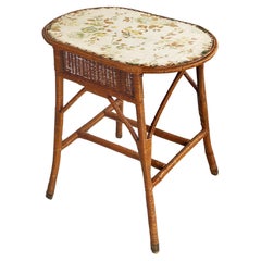 Italian mid-century modern Coffee table in rattan and flowered fabric, 1960s Vintage Italian mid-century modern Coffee table in rattan and flowered fabric, 1960s