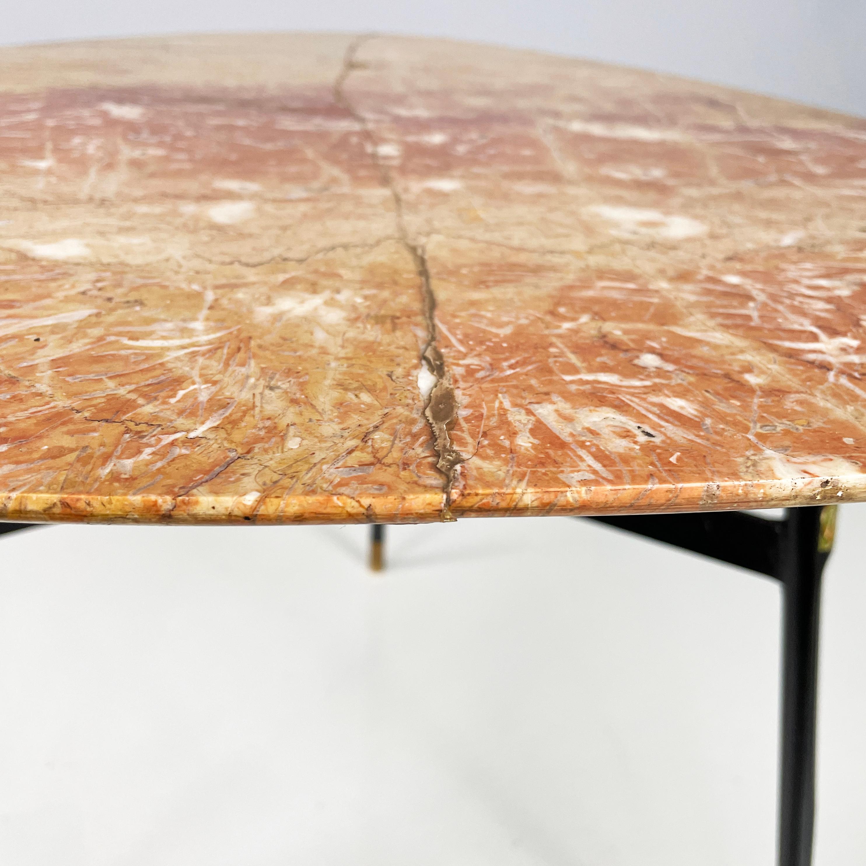 Italian mid-century modern Coffee table in red marble, black metal brass, 1960s For Sale 4