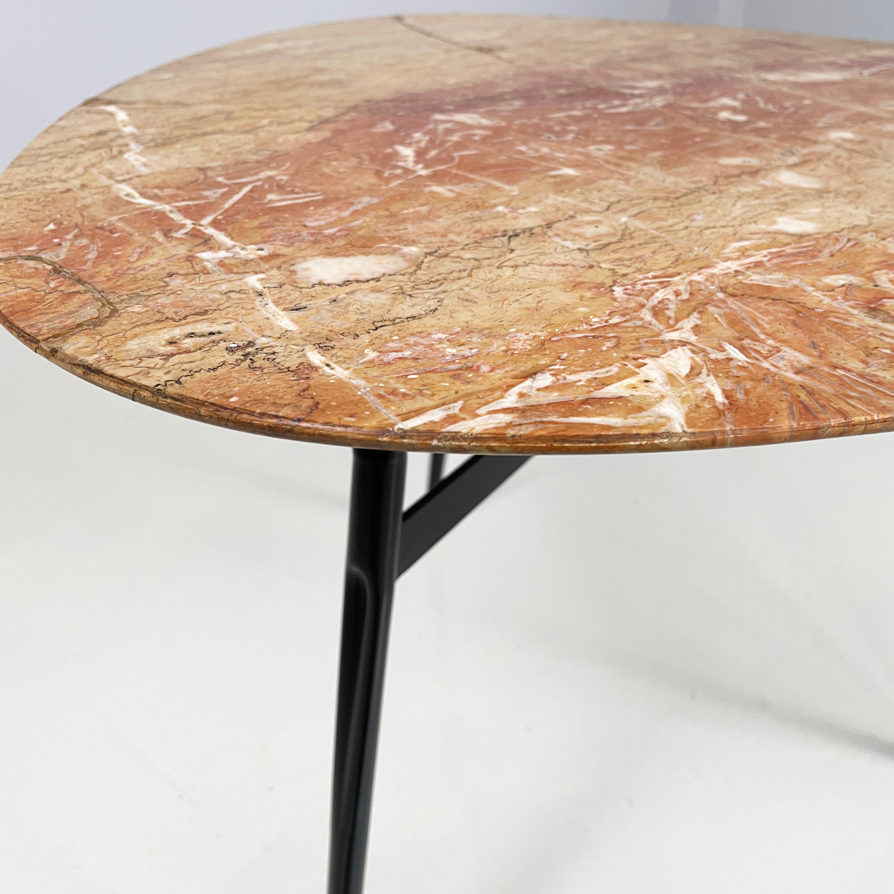 Italian mid-century modern Coffee table in red marble, black metal brass, 1960s For Sale 6