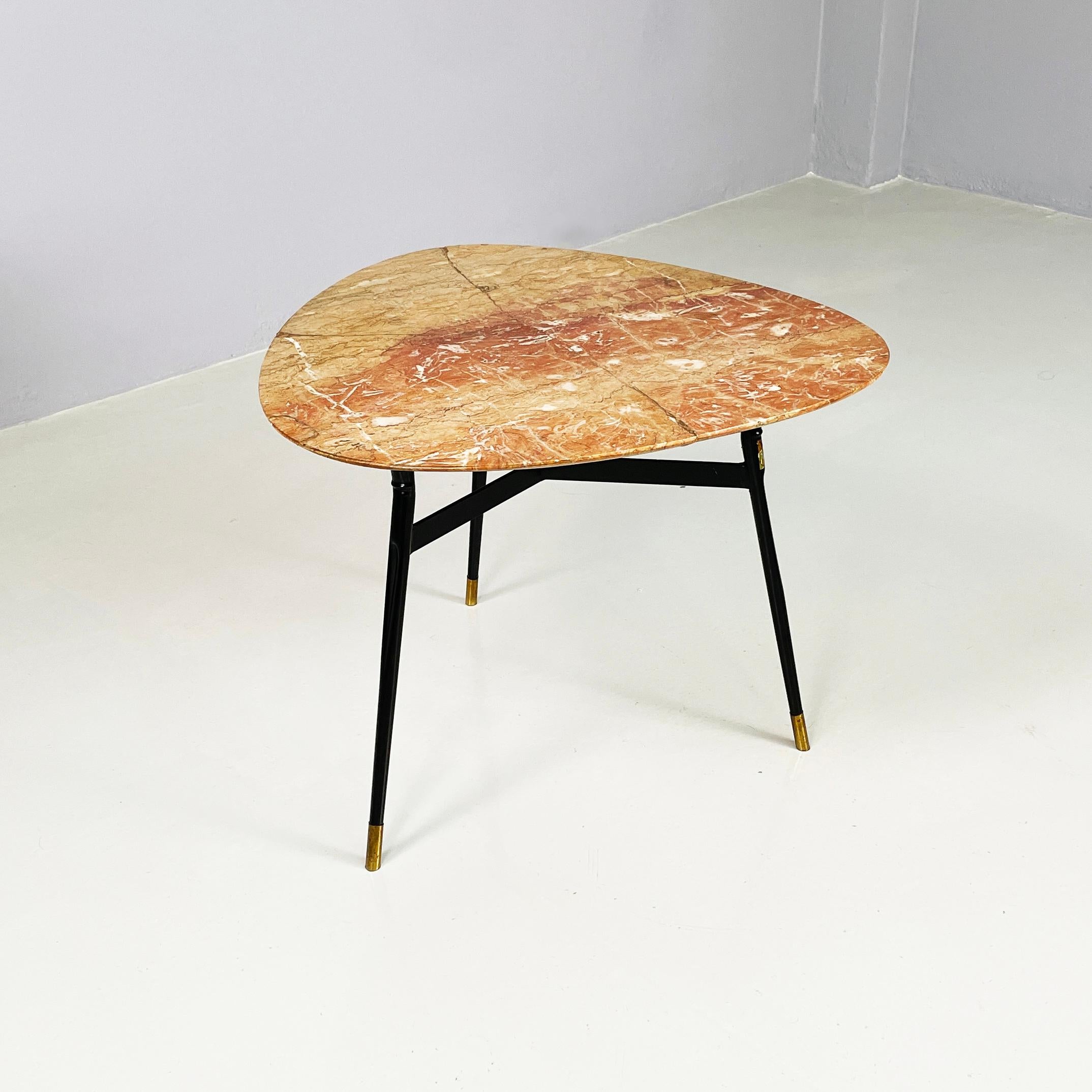 Italian mid-century modern Coffee table in red marble, black metal and brass, 1960s
Coffee table with triangular top with rounded corners in red marble. The rectangular section structure and the round section legs are in black painted metal. Round