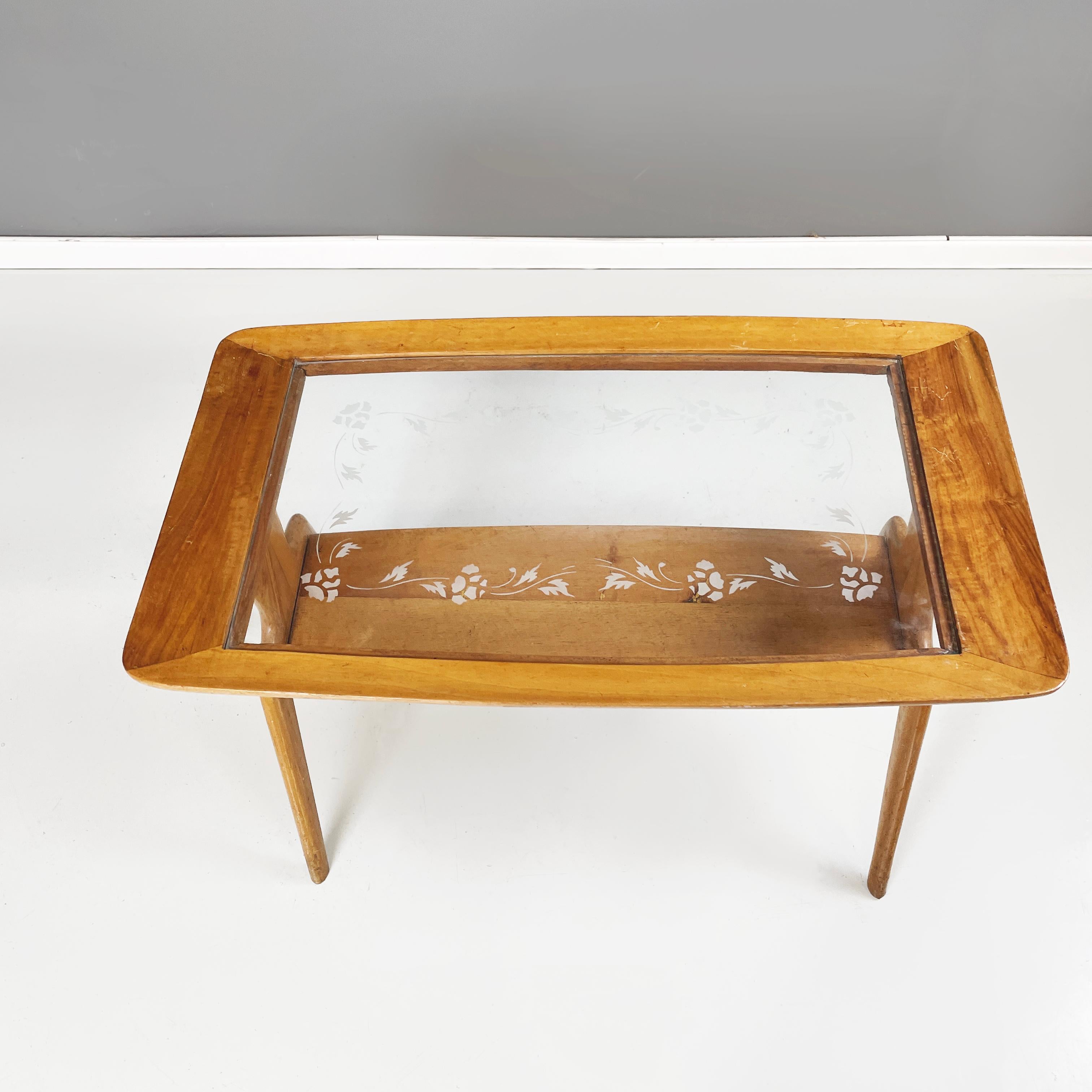 Italian mid-century modern Coffee table in wood and decorated glass, 1950s In Good Condition For Sale In MIlano, IT