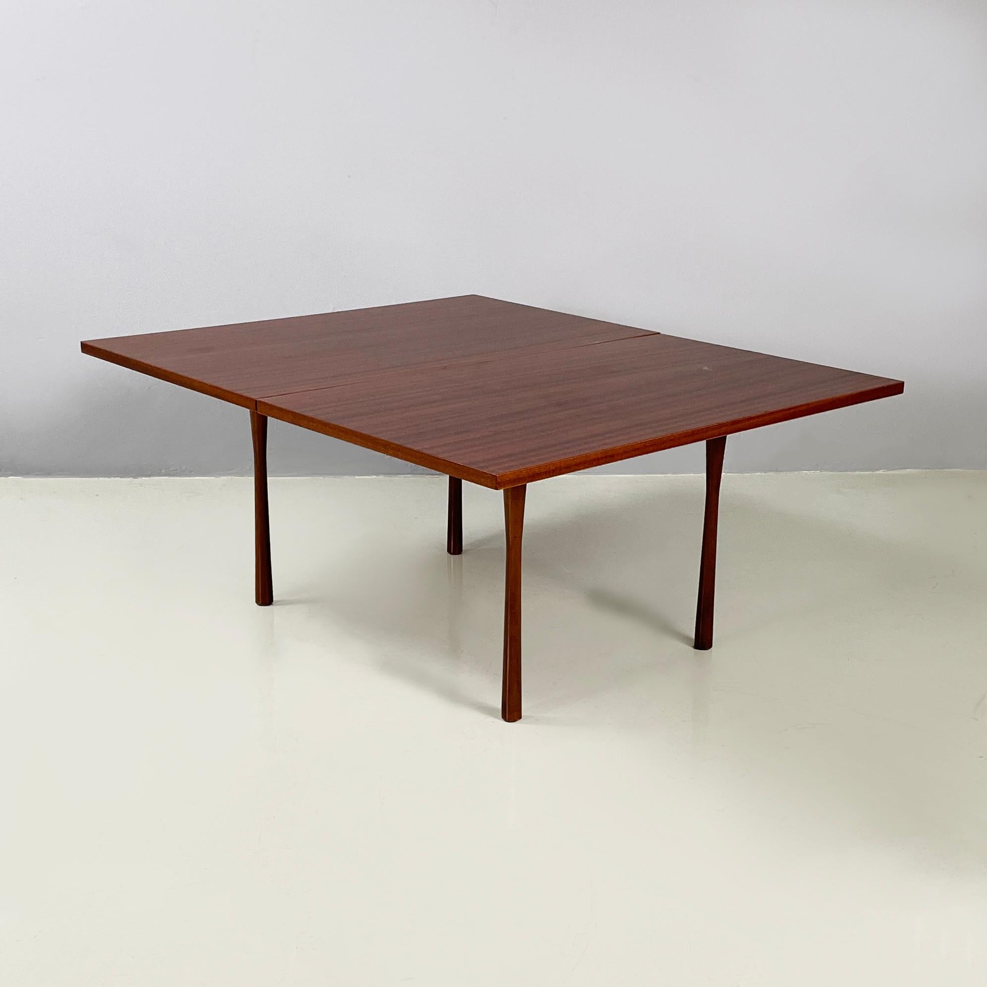 Mesa de centro italiana moderna de mediados de siglo con tablero extensible de madera, años 60
Mesa de centro con tablero extensible, totalmente de madera. La parte superior rectangular tiene una abertura con solapa. Las patas de sección redonda se