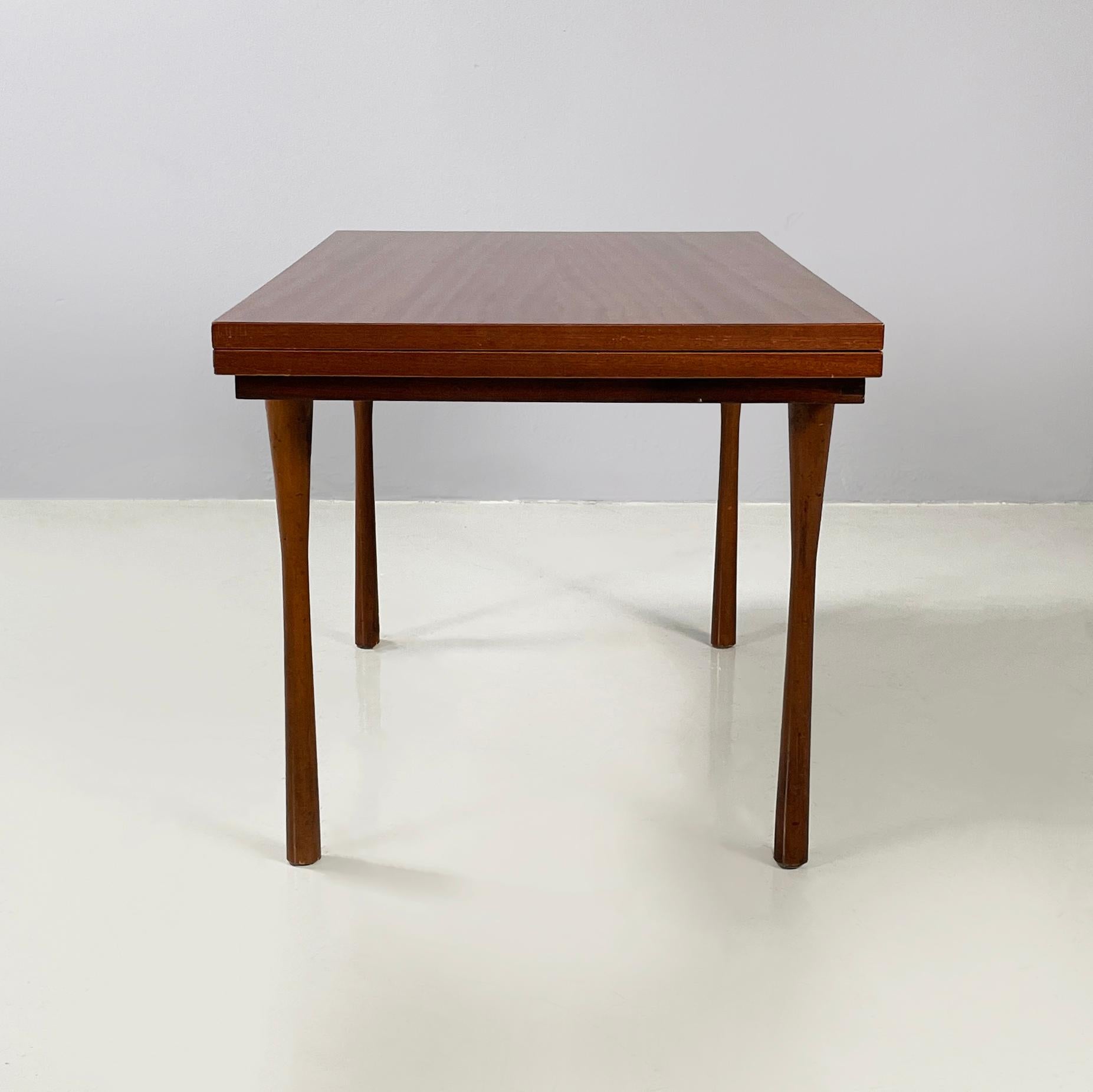 Mesa de centro italiana moderna de mediados de siglo con tablero extensible de madera, años 60 Madera en venta