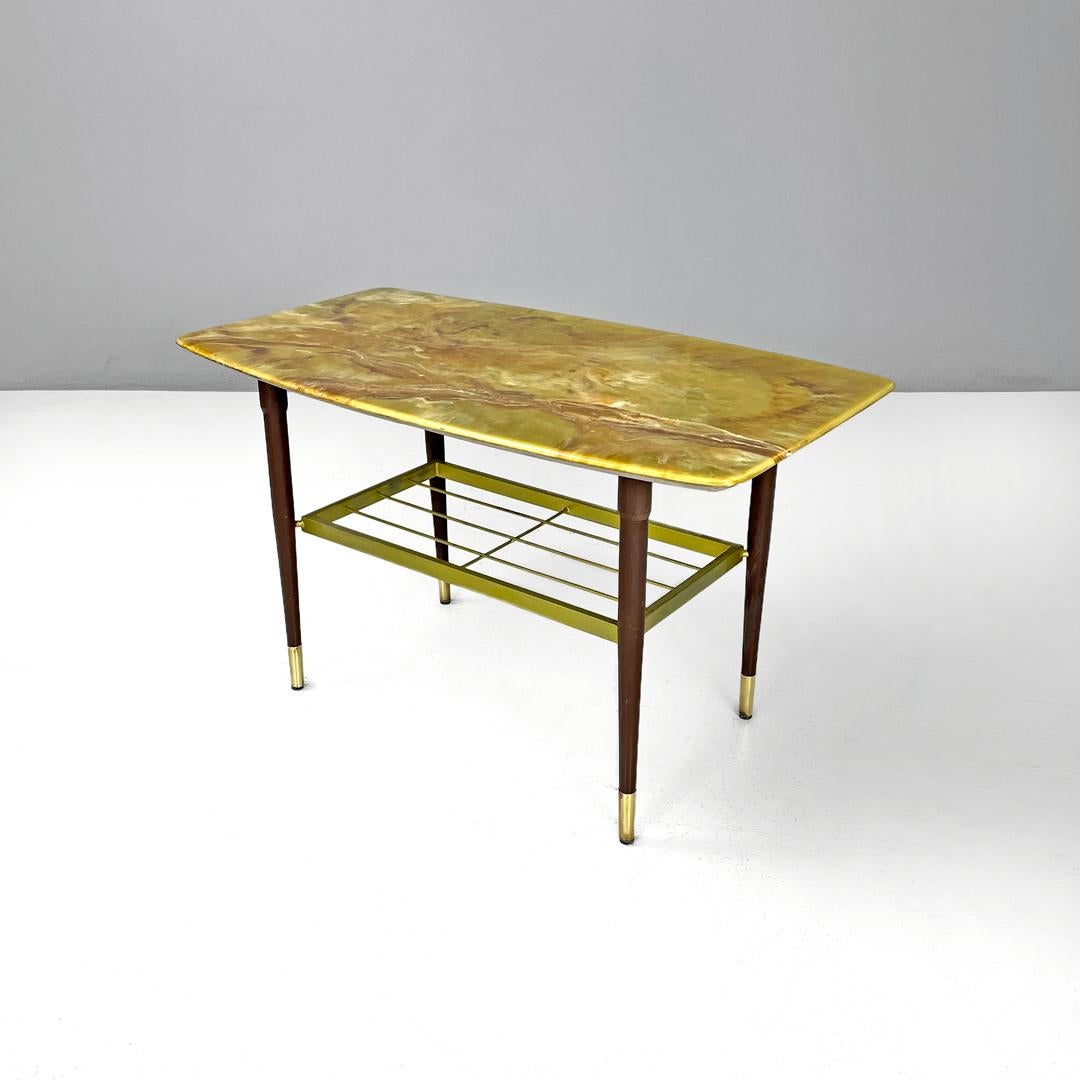 Italian mid-century modern coffee table with green marble effect wood top, 1960s
Coffee table with square top. The top is made of wood and has a lacquer in shades of green with a marbled effect. Under the top there is a metal shelf made up of a grid