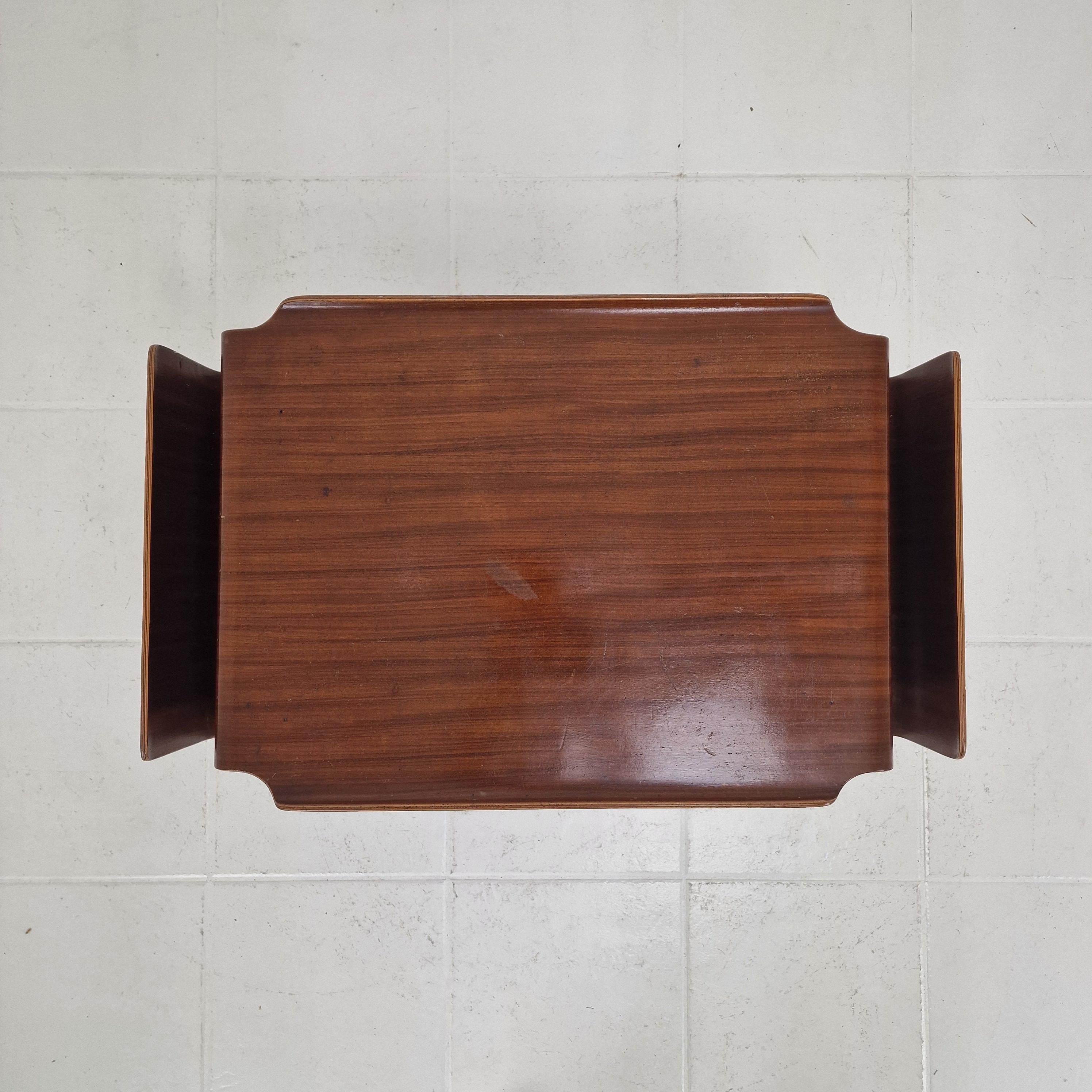 Table basse italienne moderne du milieu du siècle avec porte-revues, années 1950 en vente 3