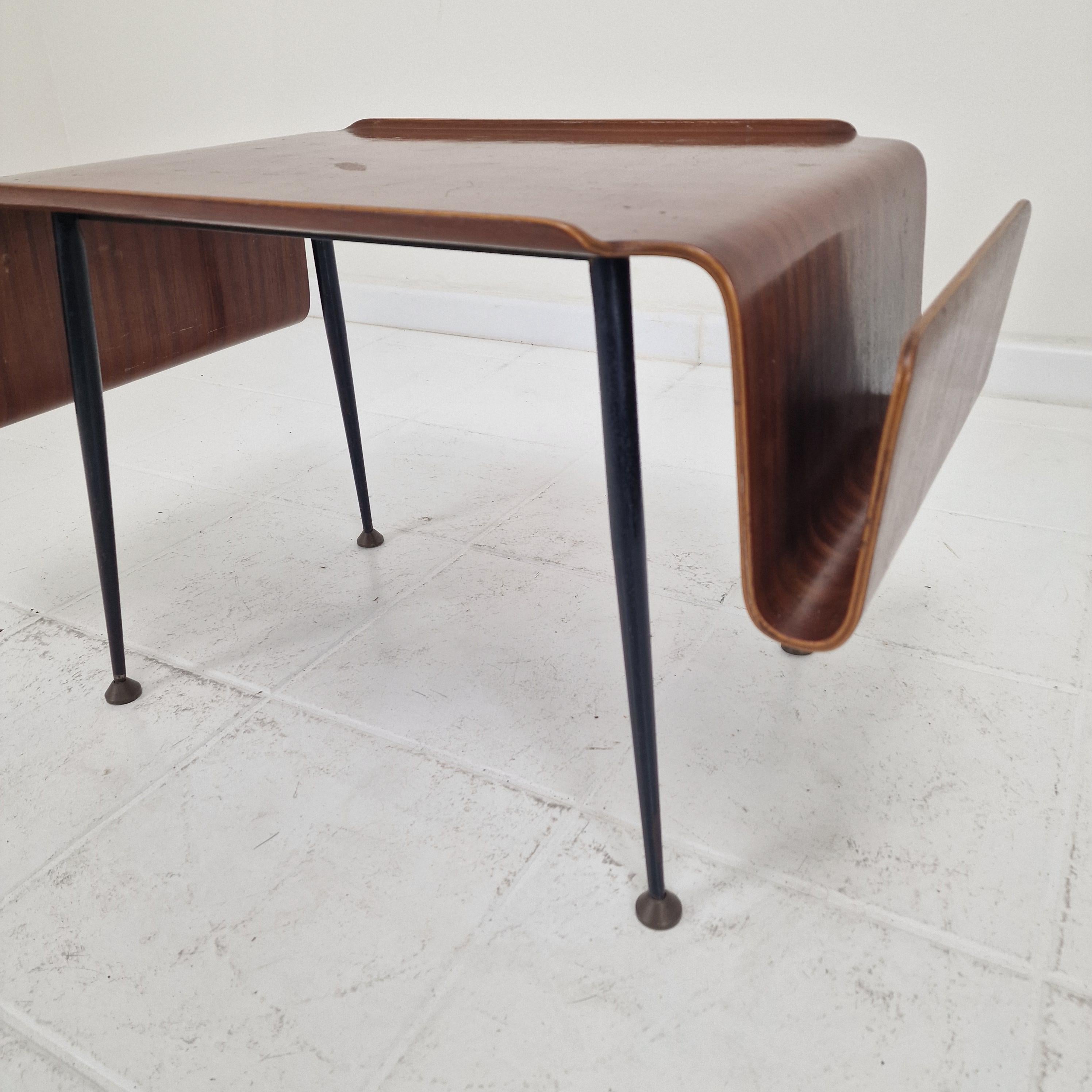 Table basse italienne moderne du milieu du siècle avec porte-revues, années 1950 en vente 4