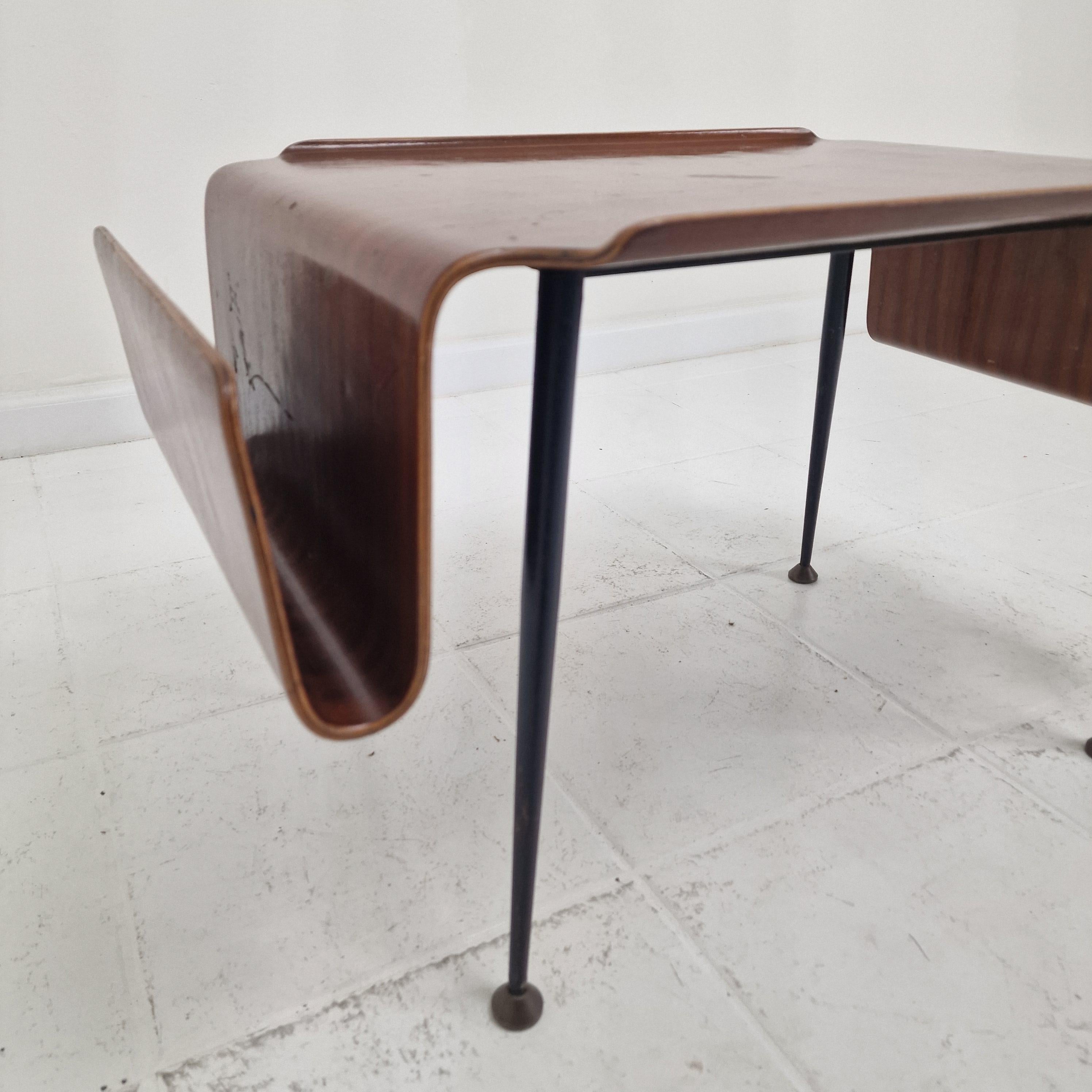 Table basse italienne moderne du milieu du siècle avec porte-revues, années 1950 en vente 5