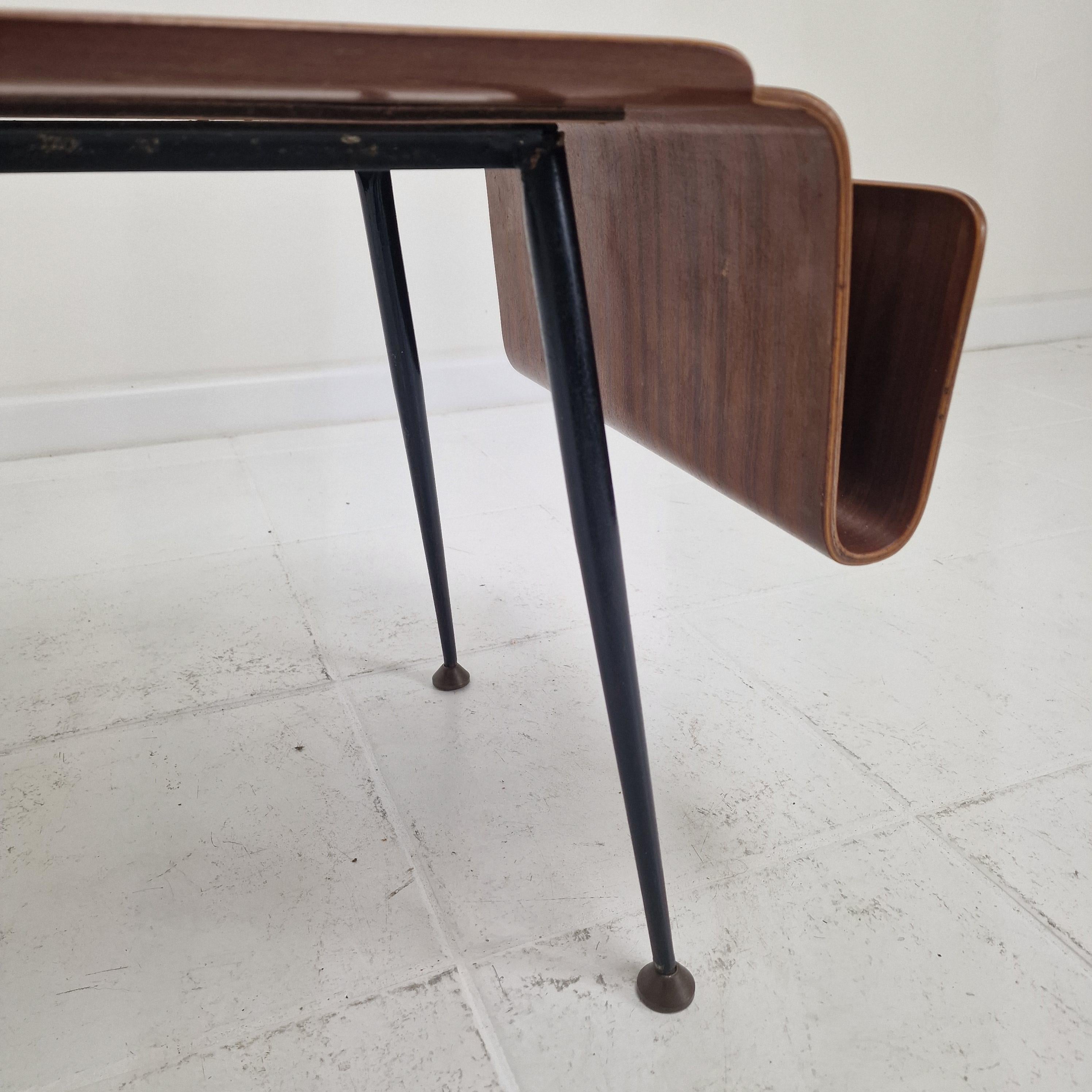 Table basse italienne moderne du milieu du siècle avec porte-revues, années 1950 en vente 6