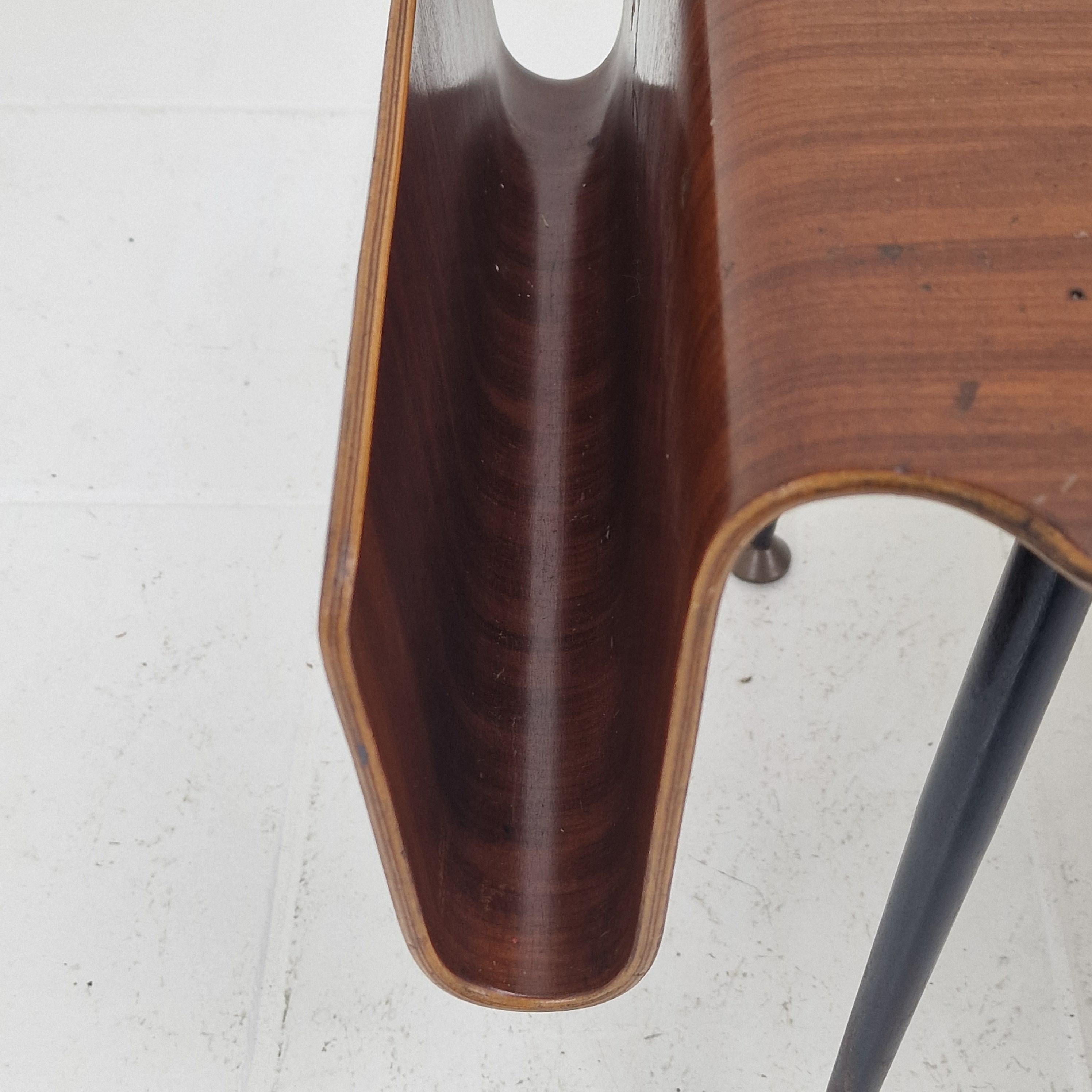 Table basse italienne moderne du milieu du siècle avec porte-revues, années 1950 en vente 9