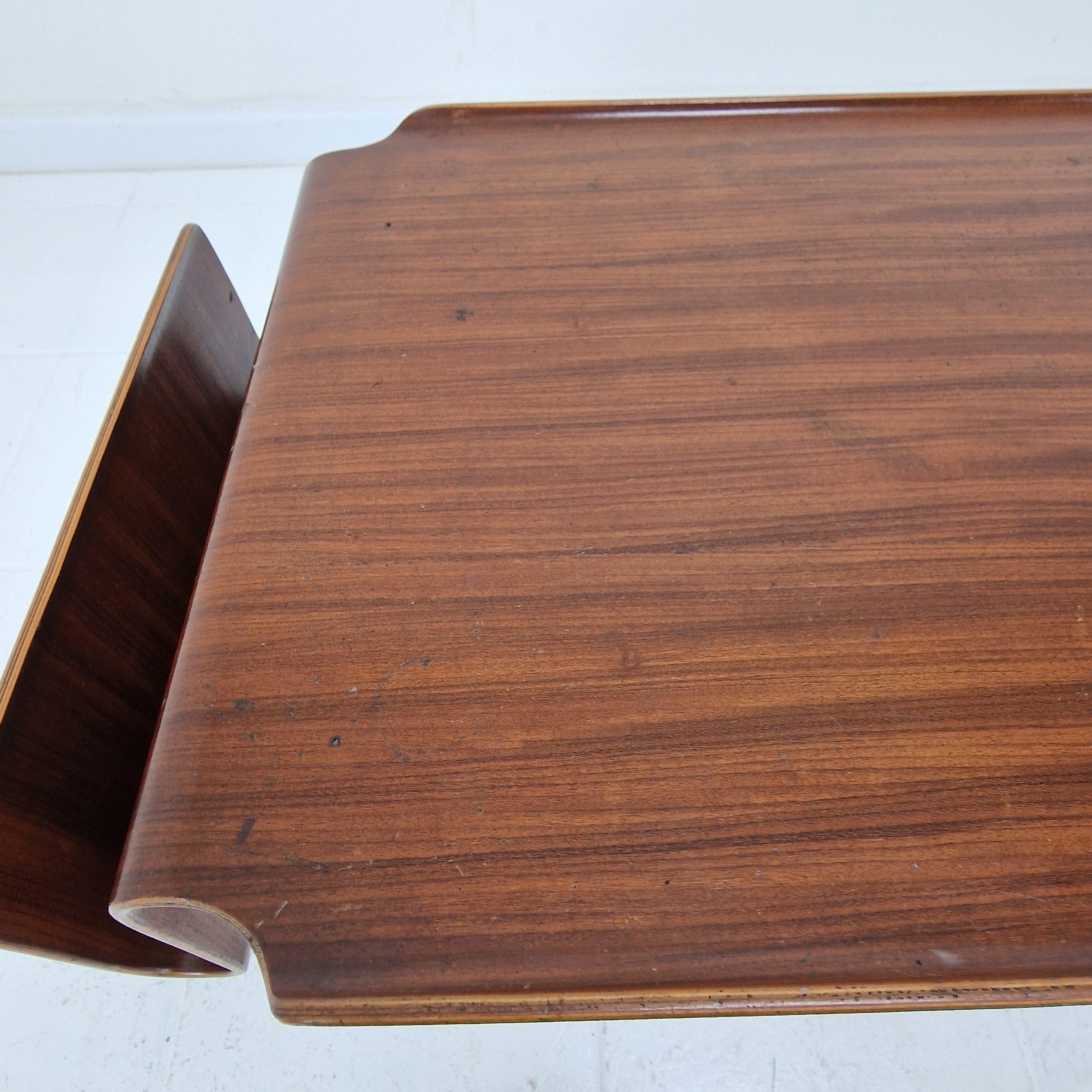 Table basse italienne moderne du milieu du siècle avec porte-revues, années 1950 en vente 10