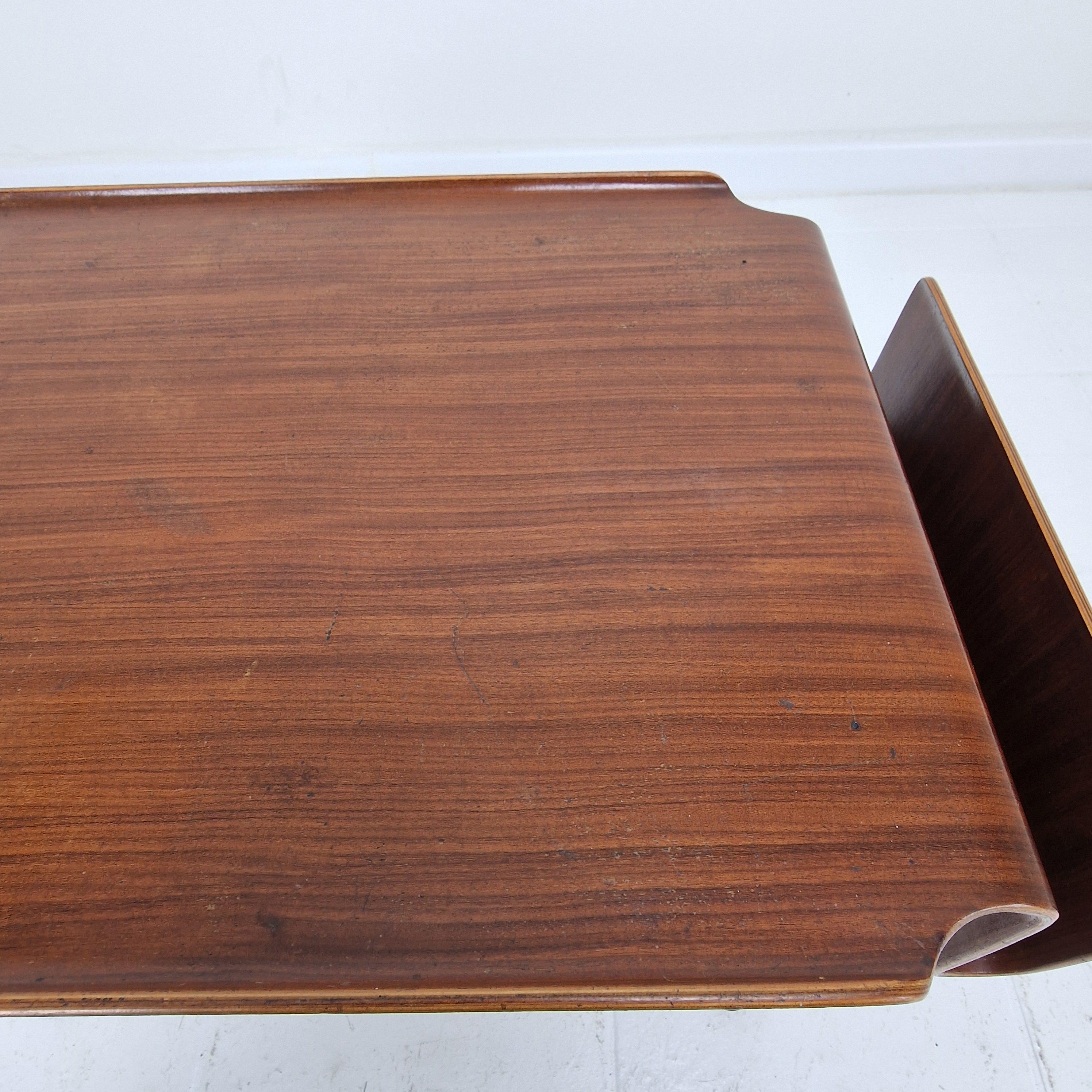 Table basse italienne moderne du milieu du siècle avec porte-revues, années 1950 en vente 11