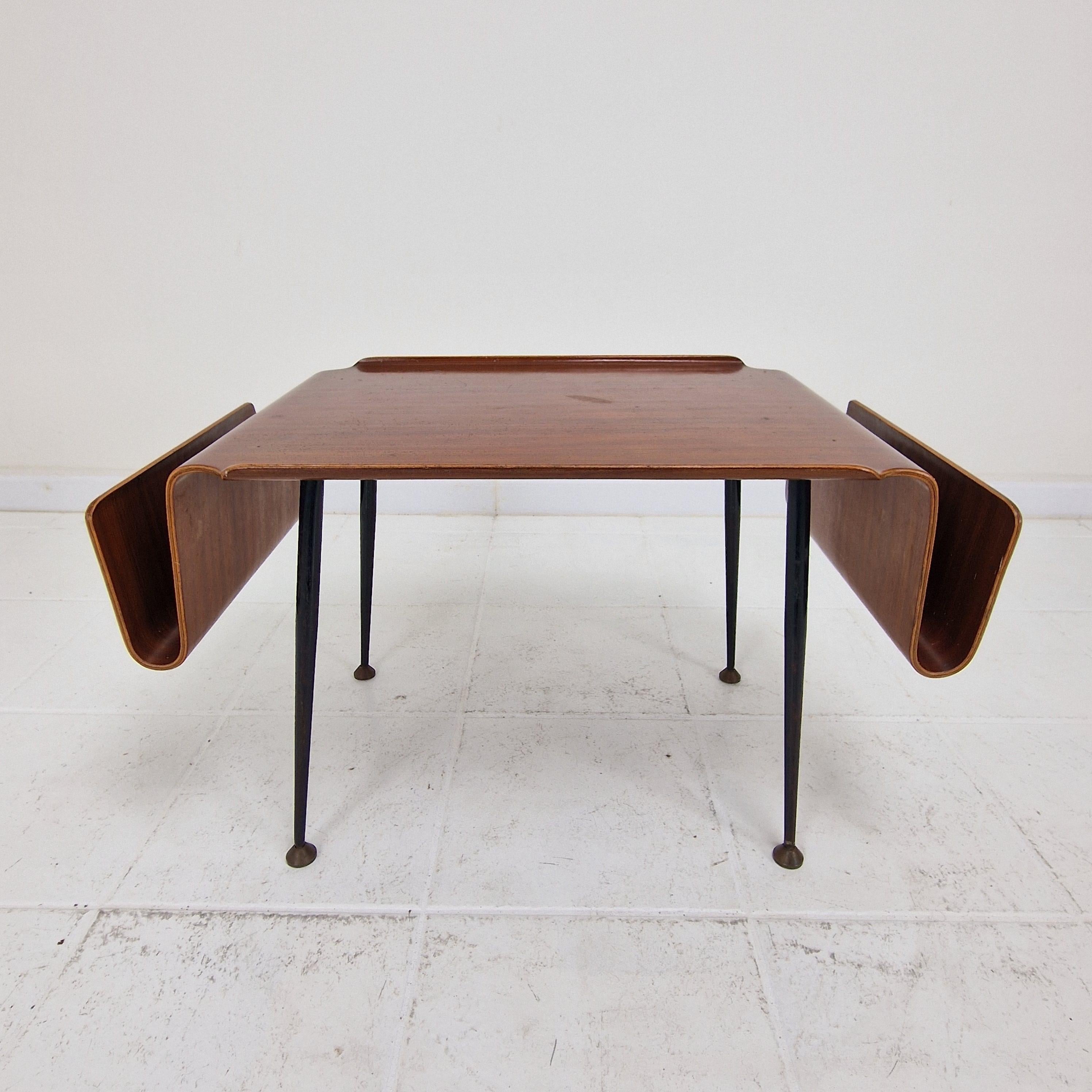 Table basse italienne moderne du milieu du siècle avec porte-revues, années 1950 en vente 12