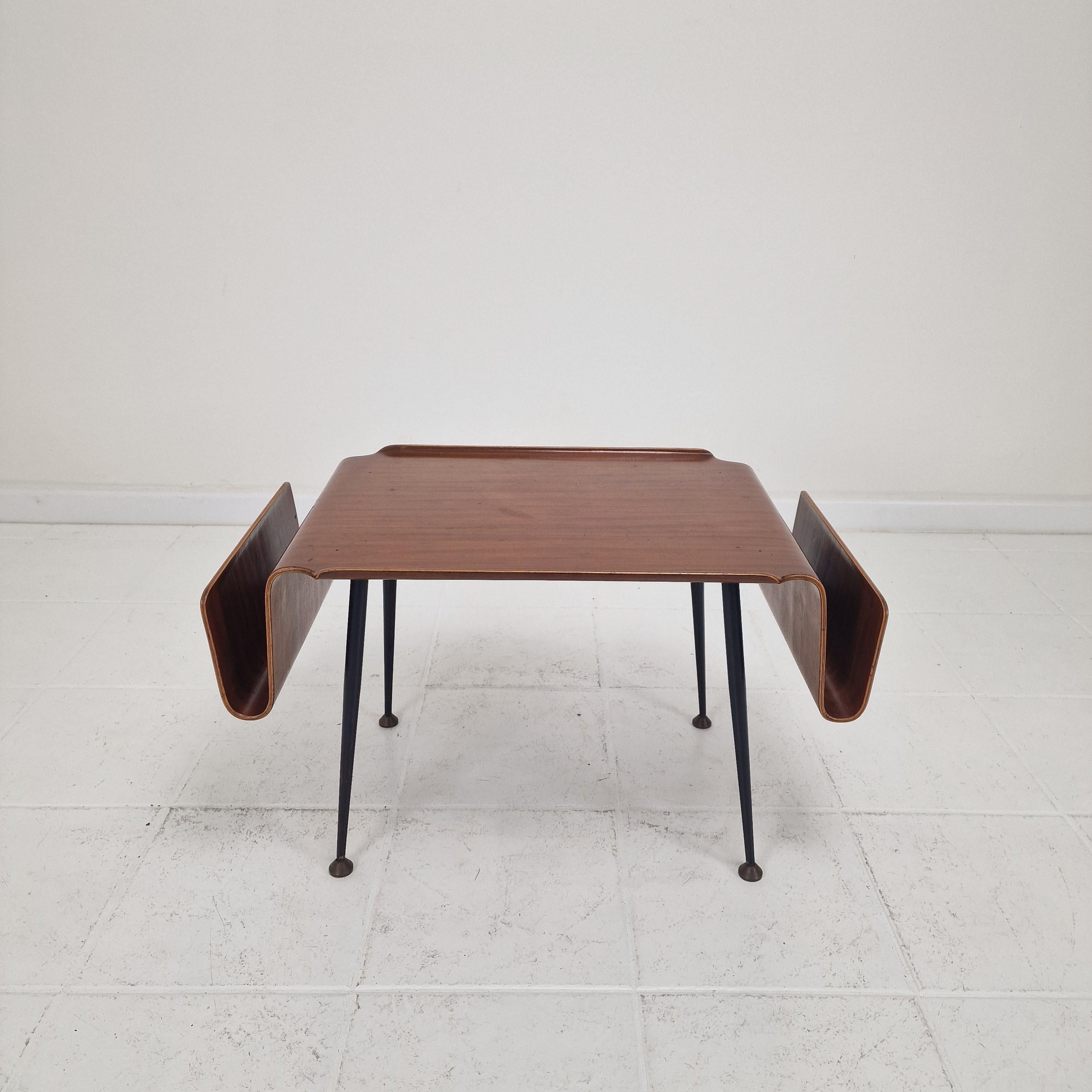 Mid-Century Modern Table basse italienne moderne du milieu du siècle avec porte-revues, années 1950 en vente