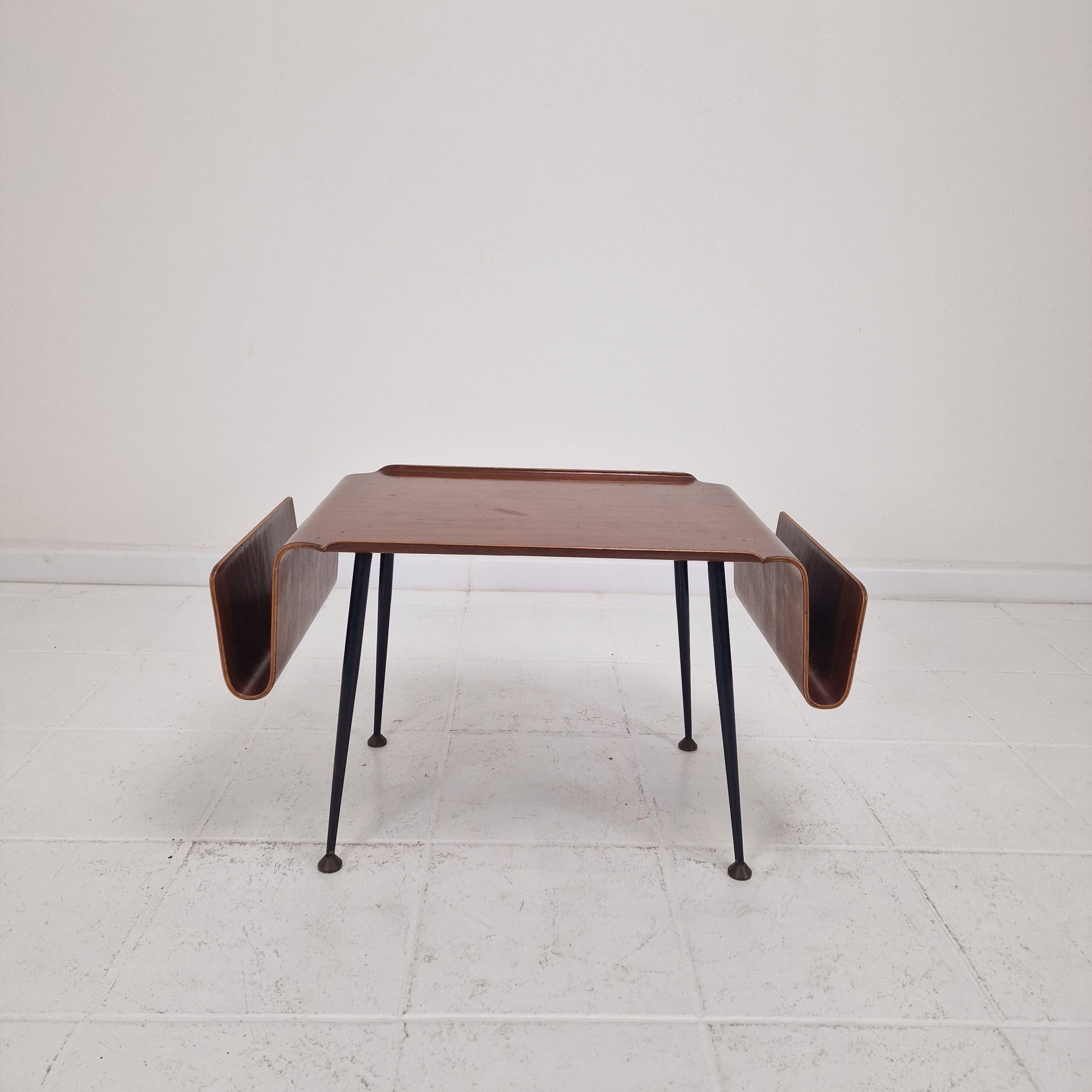 Fait main Table basse italienne moderne du milieu du siècle avec porte-revues, années 1950 en vente