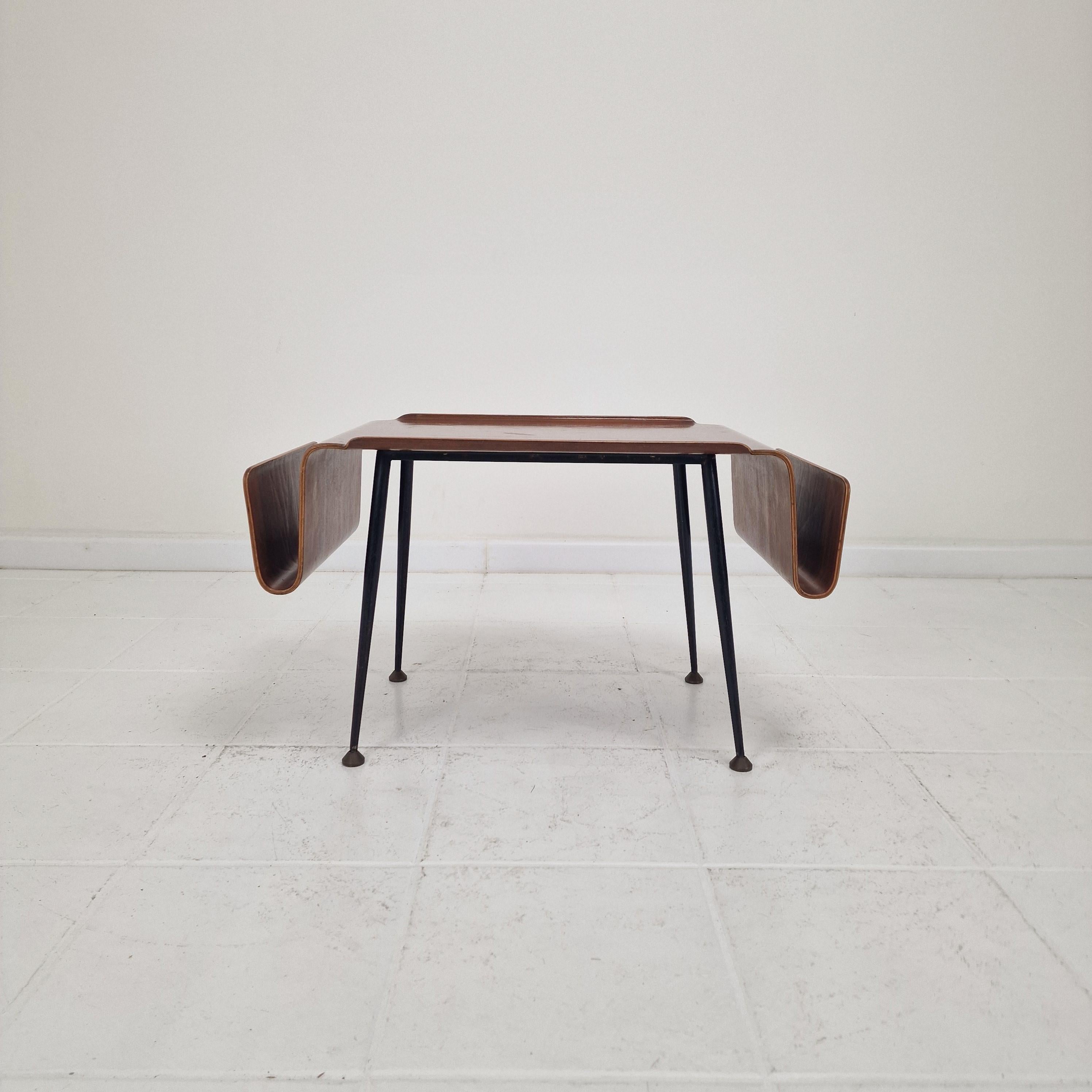 Table basse italienne moderne du milieu du siècle avec porte-revues, années 1950 Bon état - En vente à Oud Beijerland, NL