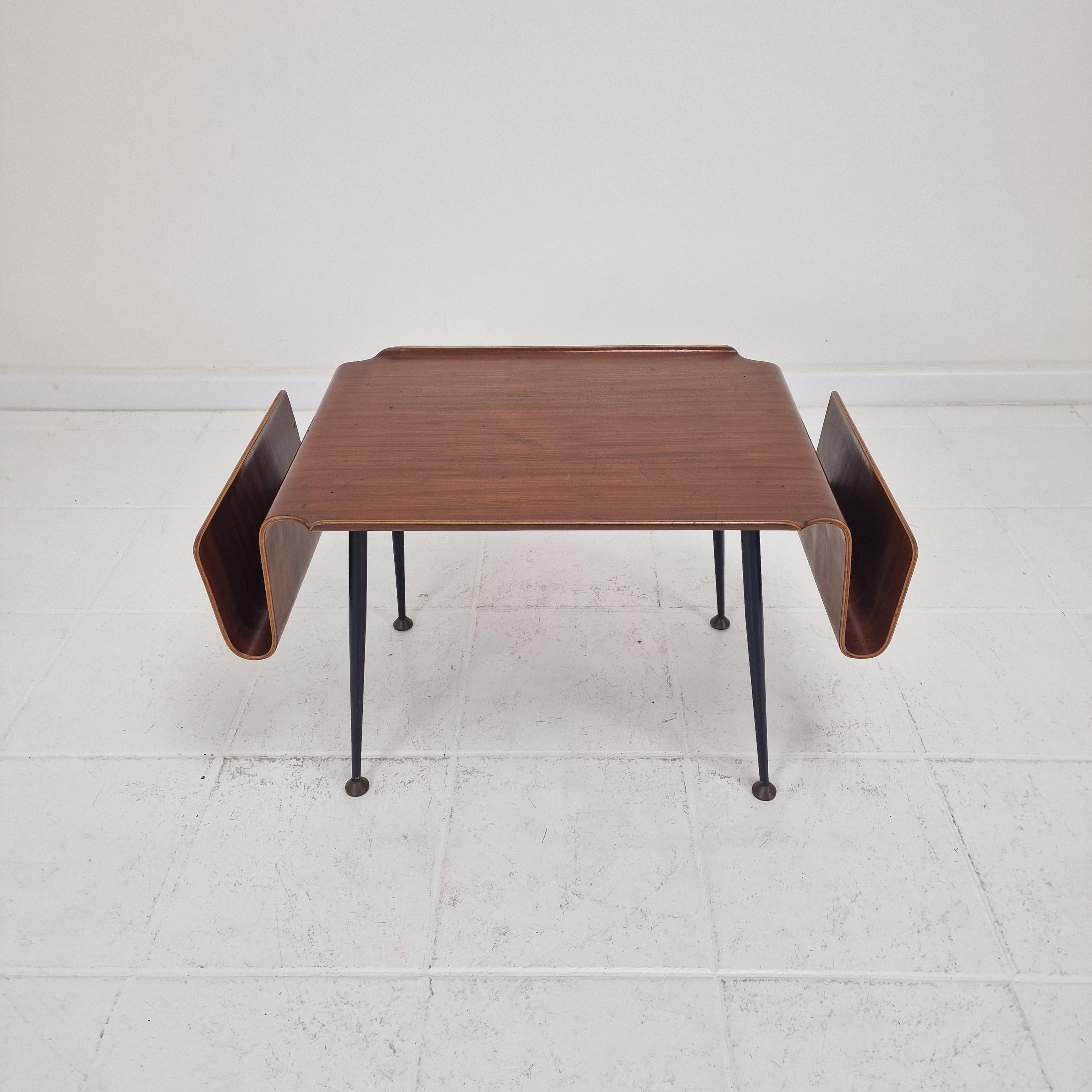 Milieu du XXe siècle Table basse italienne moderne du milieu du siècle avec porte-revues, années 1950 en vente