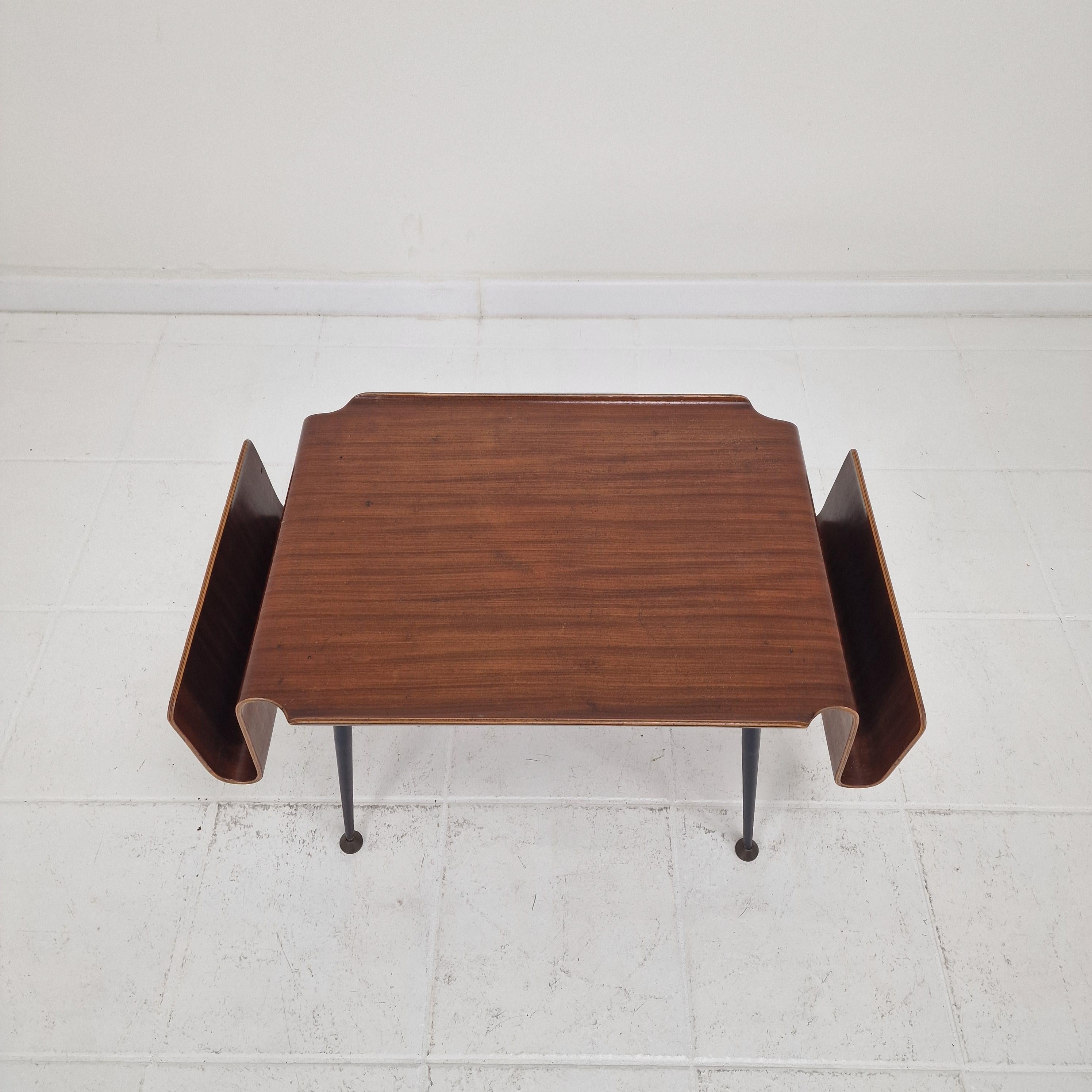 Teck Table basse italienne moderne du milieu du siècle avec porte-revues, années 1950 en vente