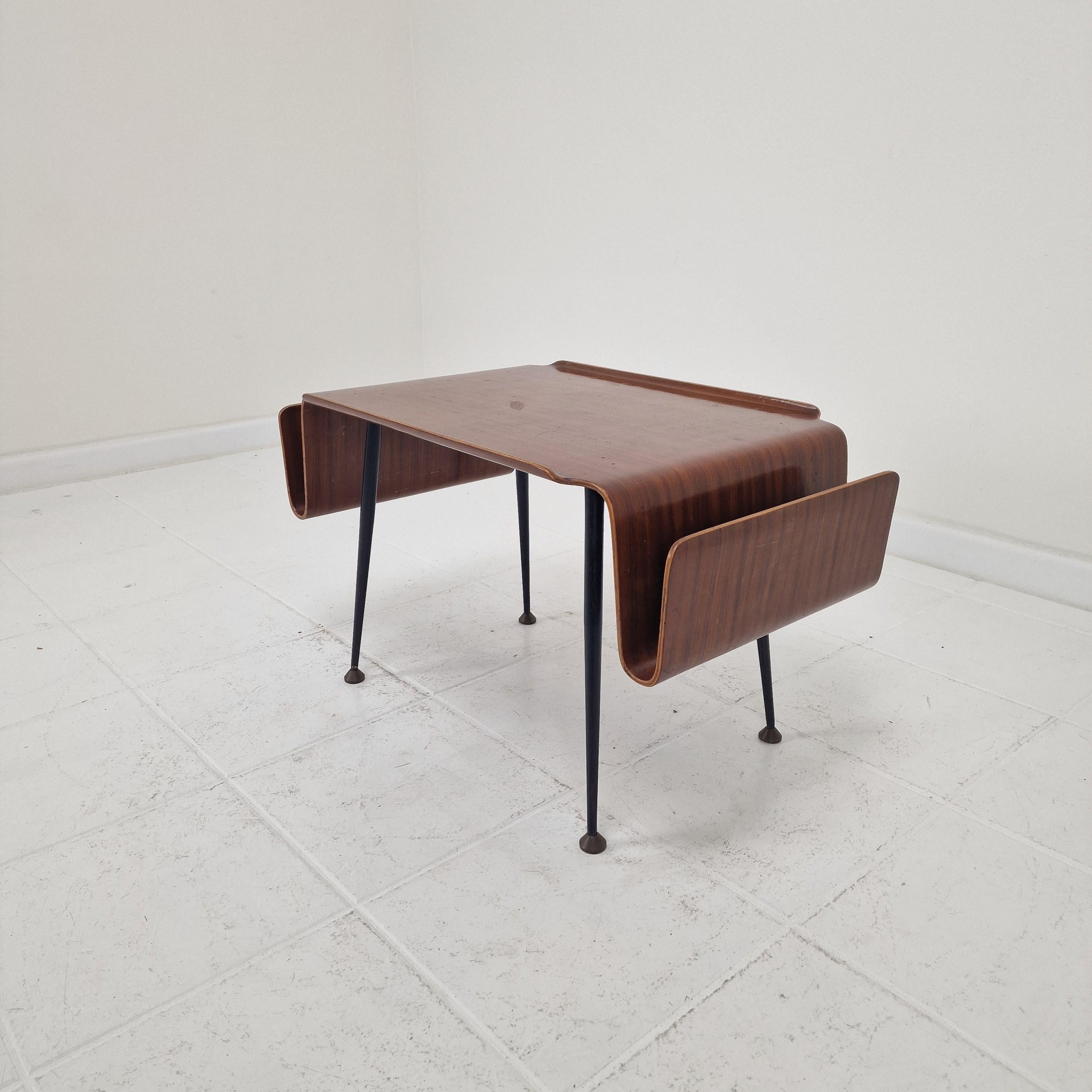 Table basse italienne moderne du milieu du siècle avec porte-revues, années 1950 en vente 1