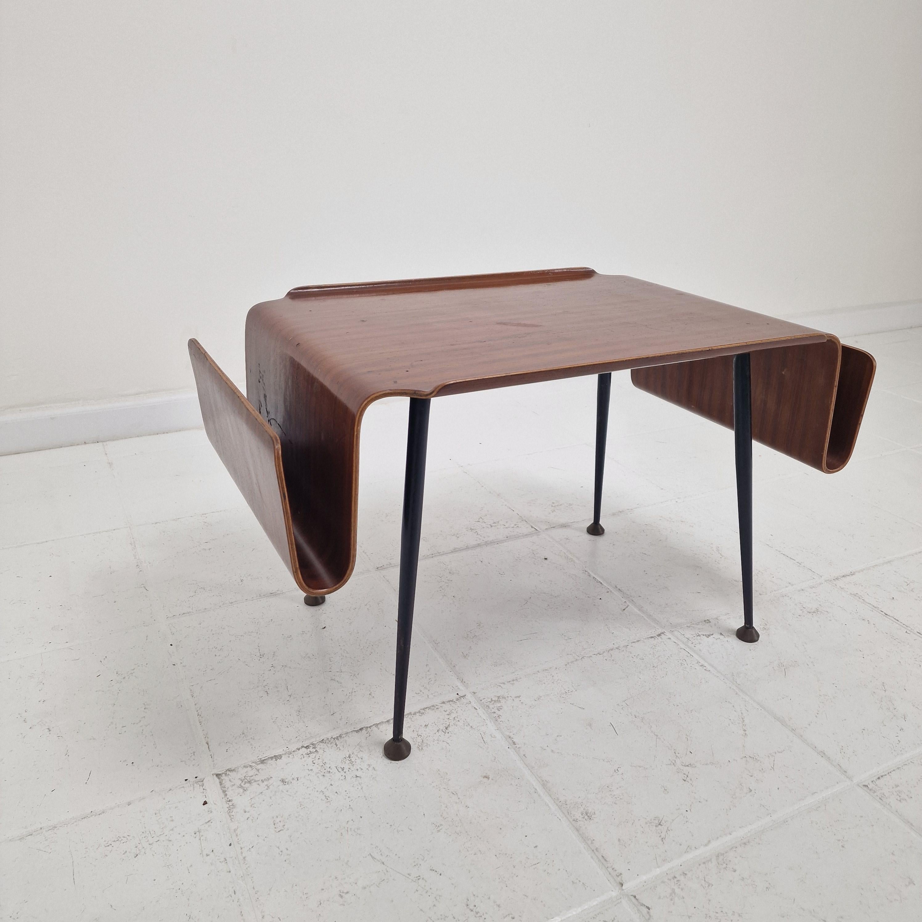 Table basse italienne moderne du milieu du siècle avec porte-revues, années 1950 en vente 2