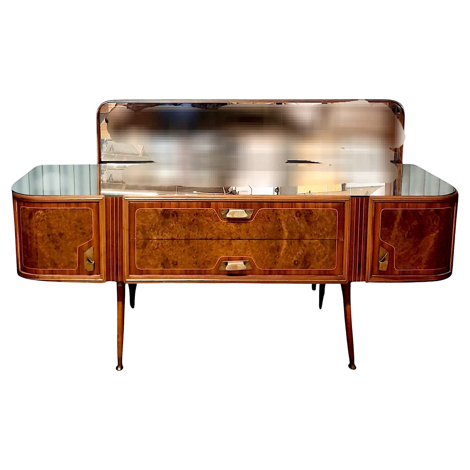 Commode moderna italiana del Medioevo con specchio