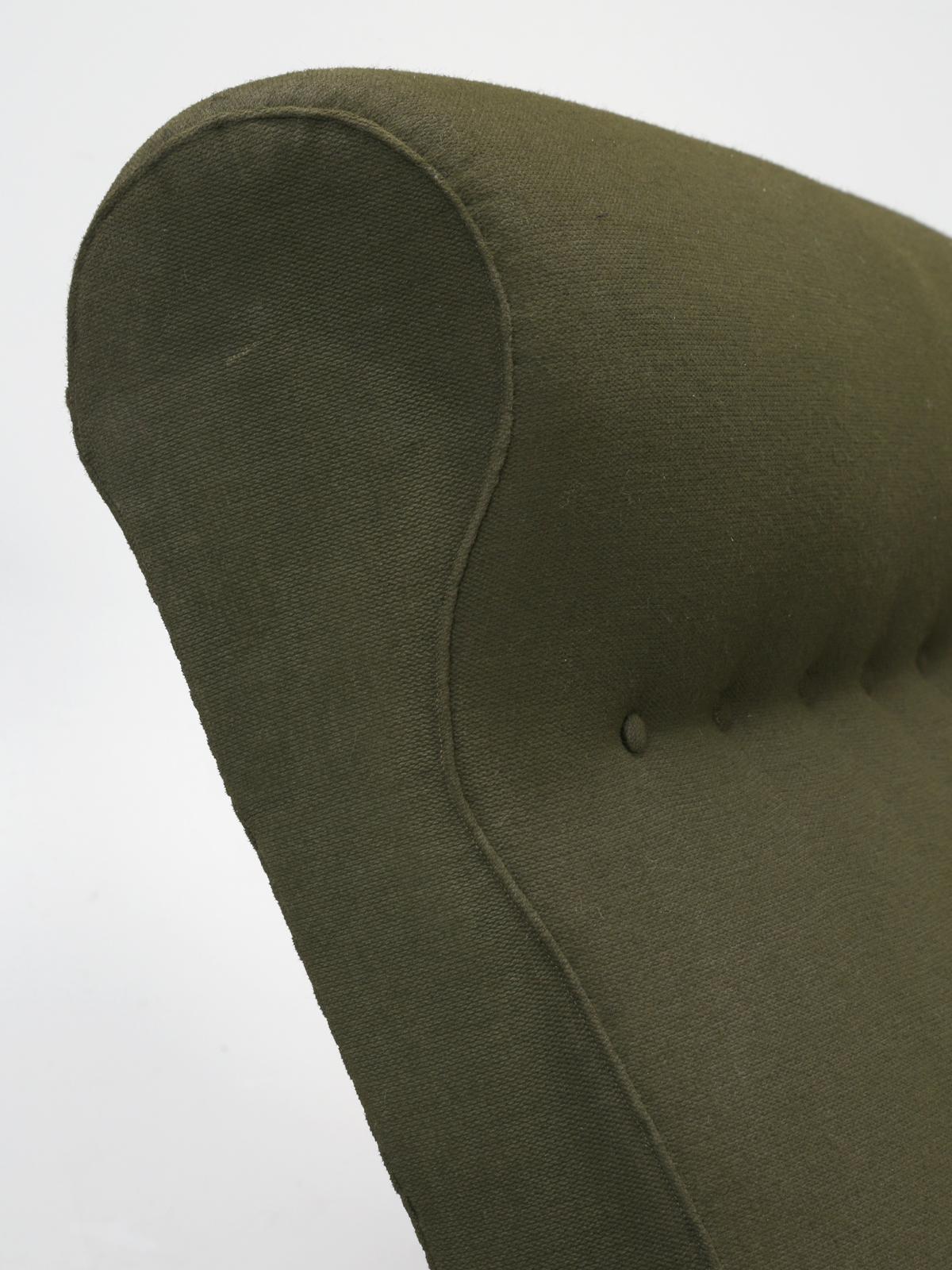 Milieu du XXe siècle Suite de chaises italiennes modernes du milieu du siècle dernier avec repose-pieds, banquette et table en vente